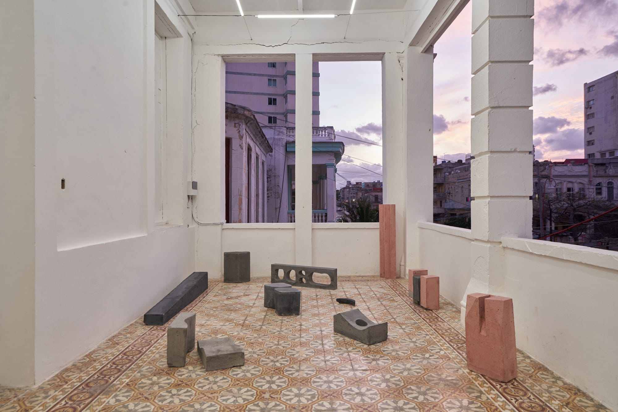 Infraestudio La forma olvida de donde viene, 2023 Apparent concrete with black and rust dye variable dimensions