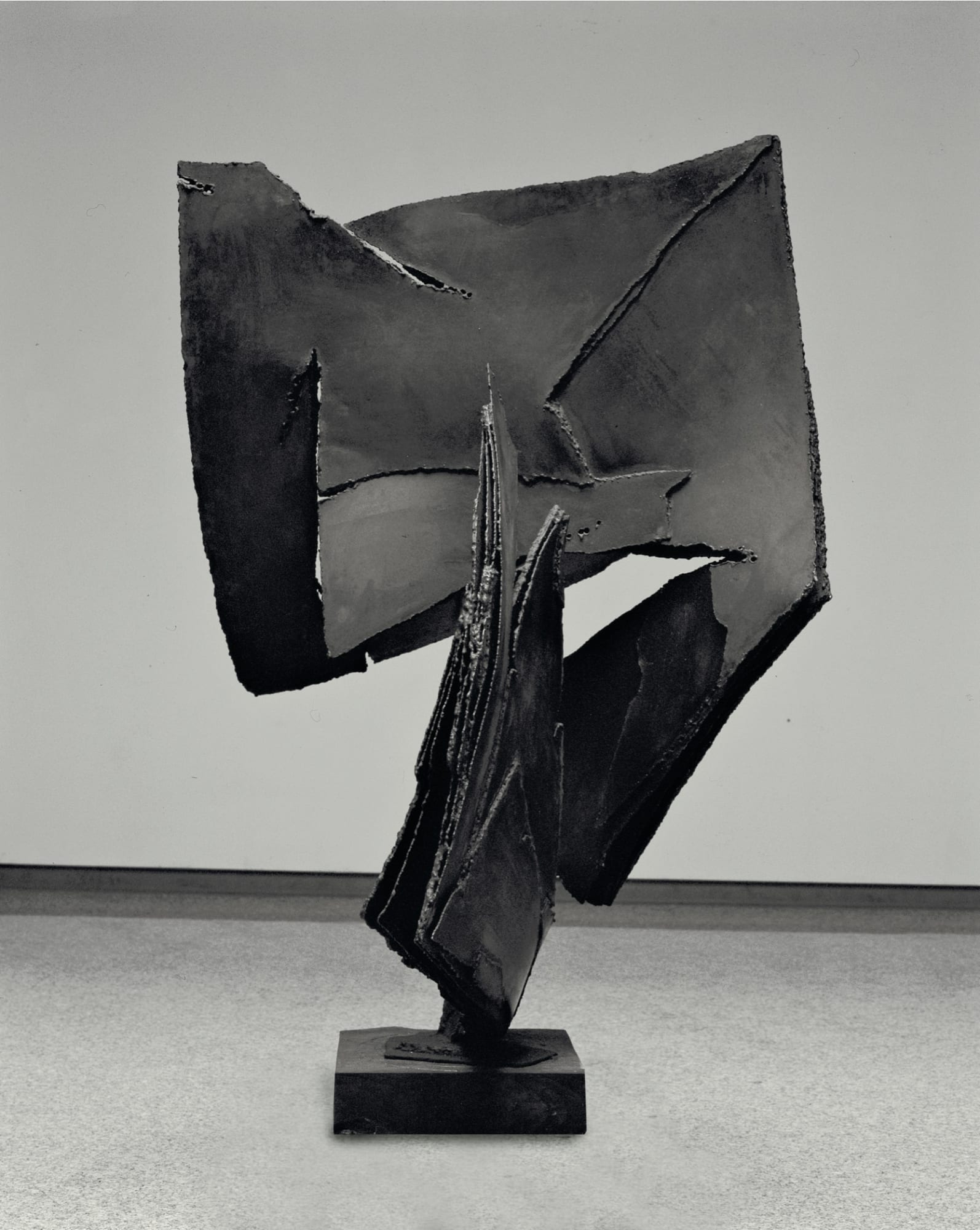 Grande lacerazione, 1959, acciaio nero, cm 160x105x100