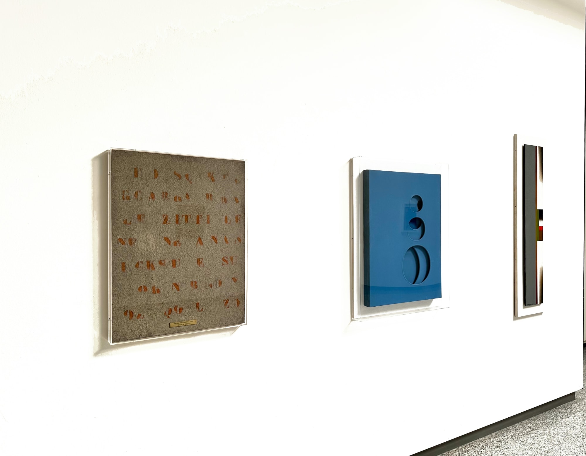 Veduta della mostra con le opere di Vincenzo Agnetti, Paolo Scheggi, e Mansuroff. (Da sinistra verso destra)