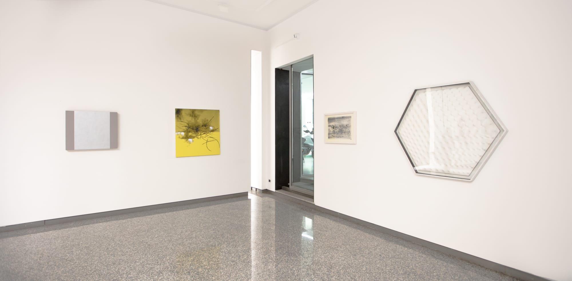 Veduta della mostra con le opere di Koji Yamamoto, Zao Wou Ki e Enrico Castellani.