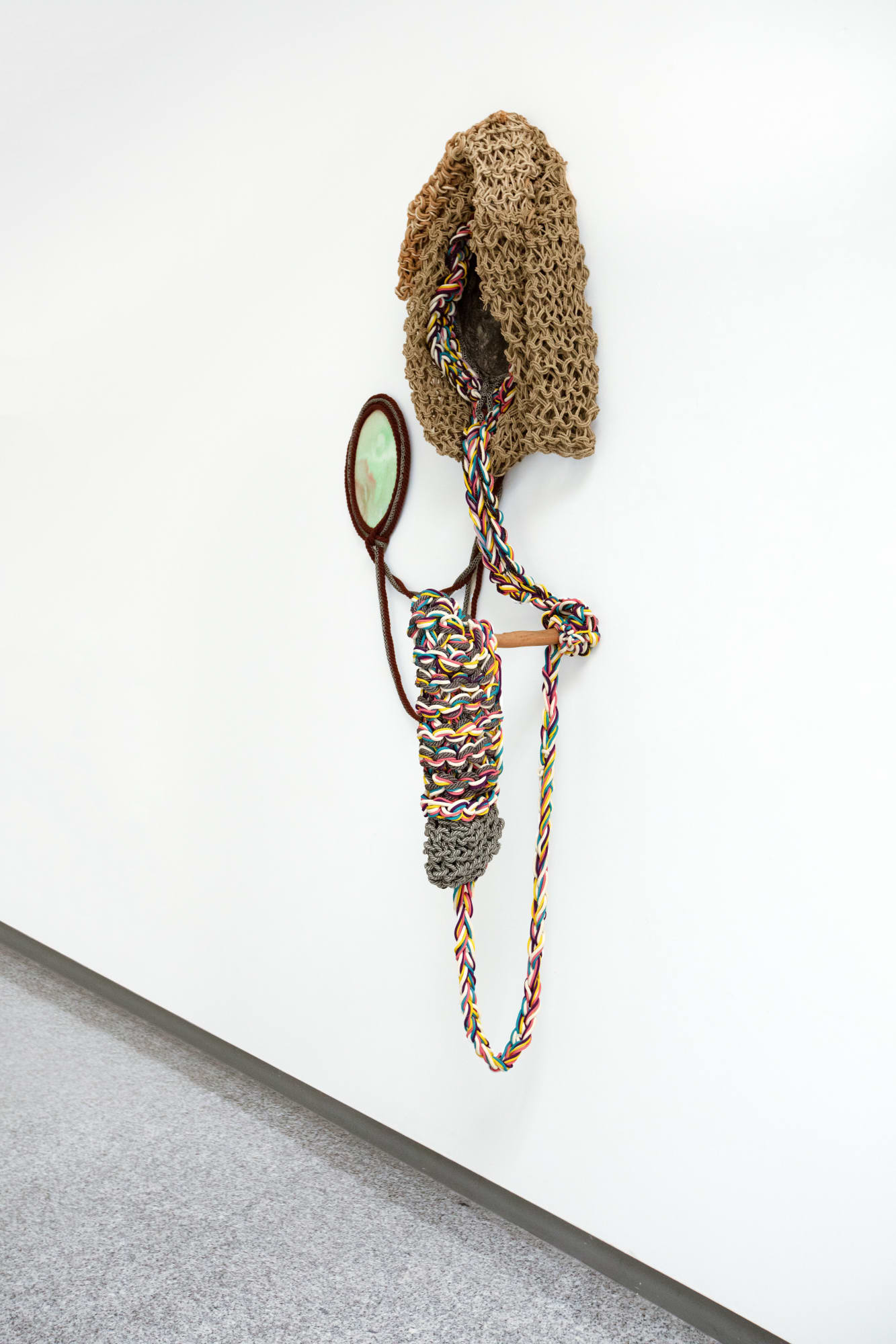 Sissi Volto in rovo, 2008-2009 cm 180 x 80 x 70 tele ovali, china, corde di poliestere, ramo