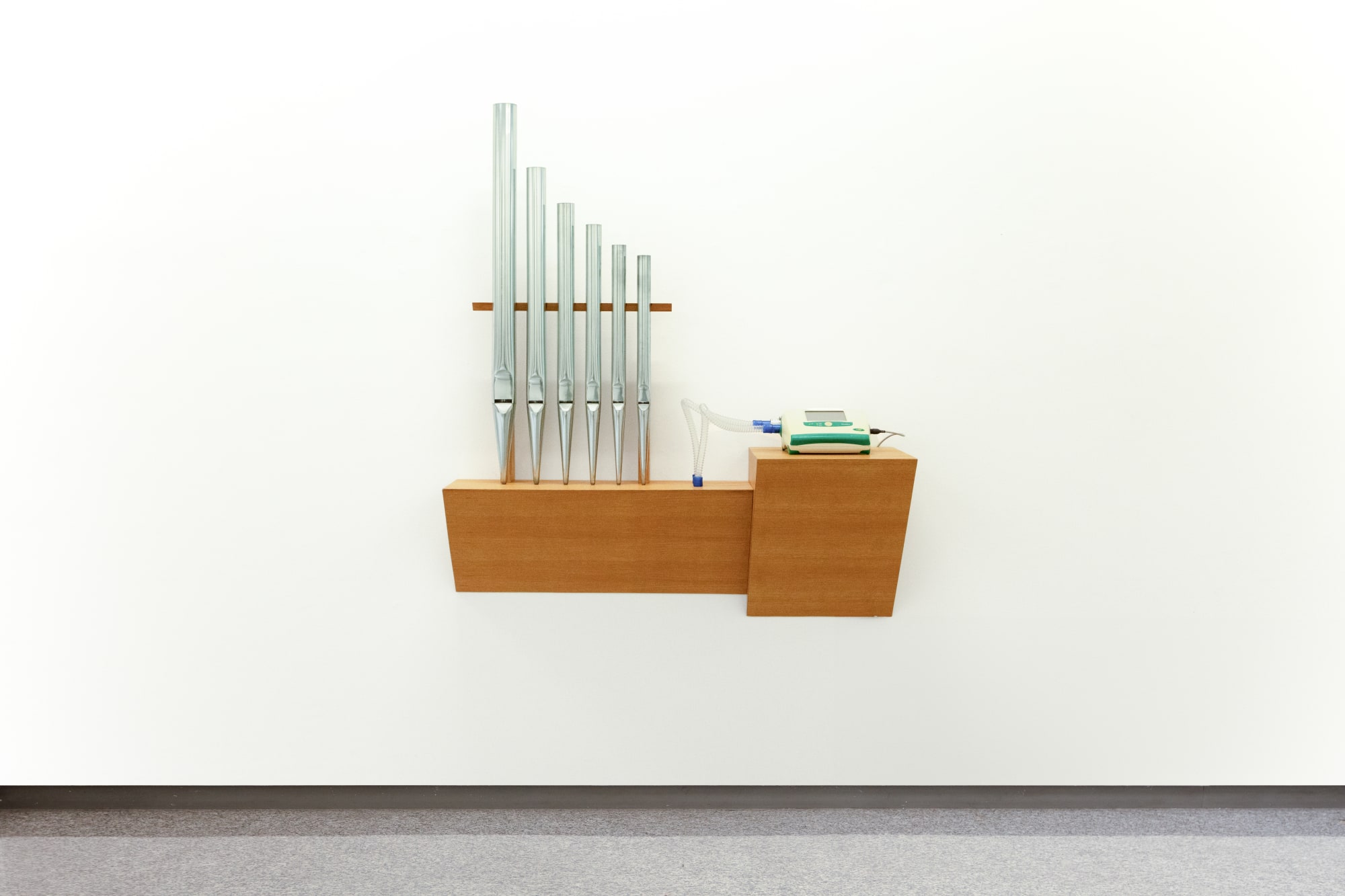 Michele Spanghero Ad lib., 2020 cm 159 x 135 x 45 - durata ad libitum scultura sonora - canne d’organo, legno, ventilatore polmonare automatico