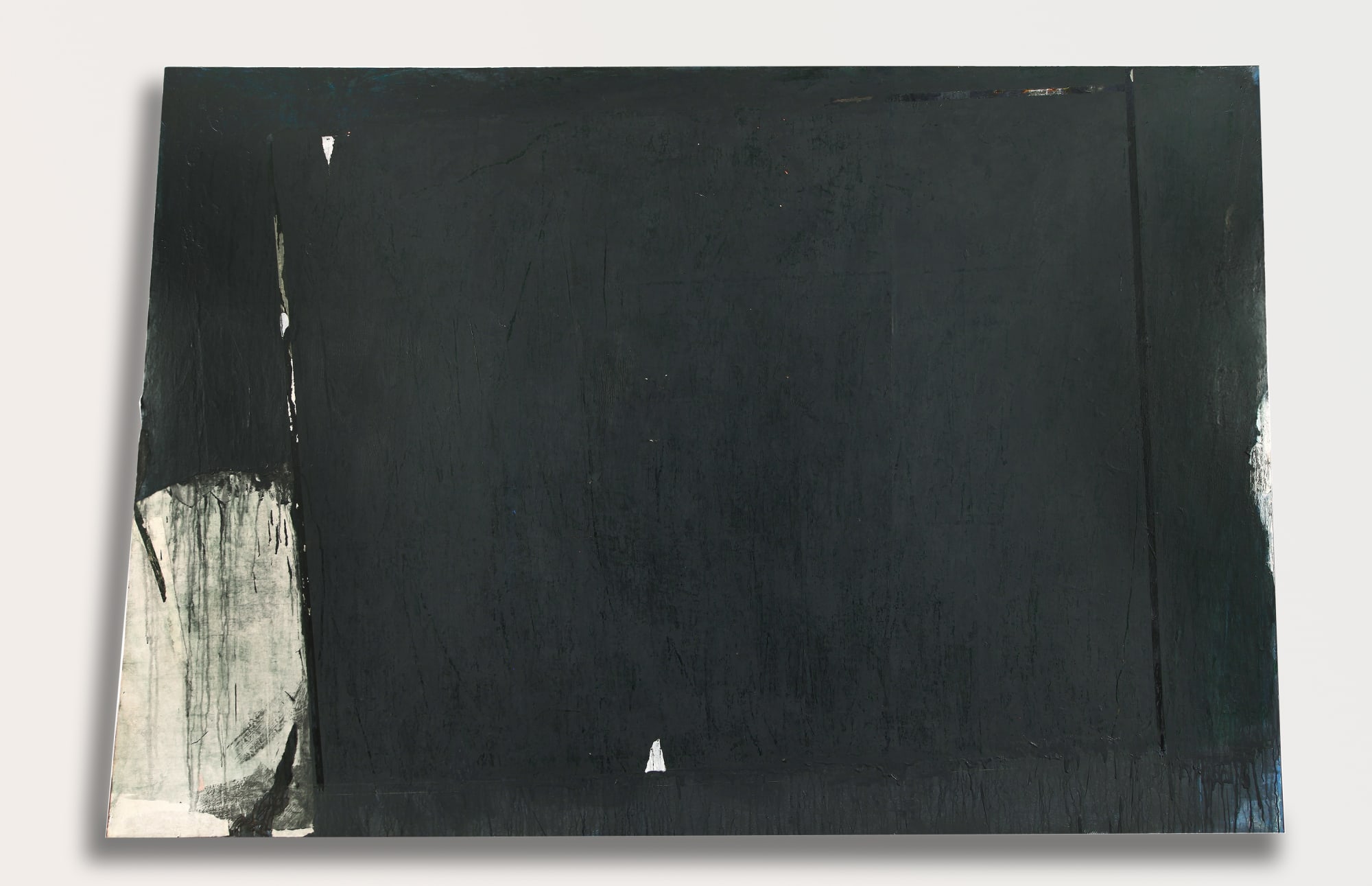 Fuori posto, Buio, 1990, acrilico e carta su tela, cm 200x300.