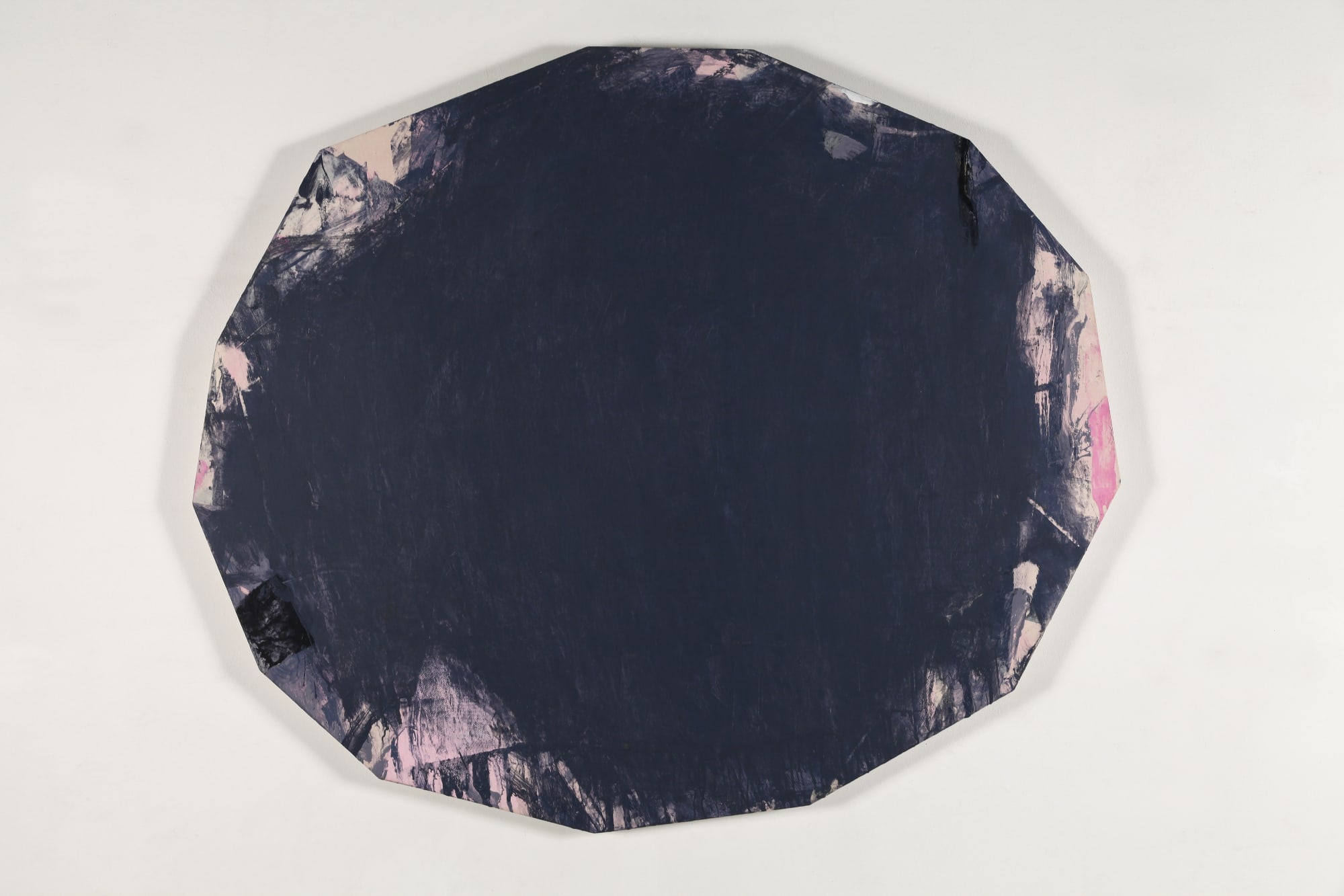 Poligono scuro, 1990, acrilico e carta su tela, cm 136x160.