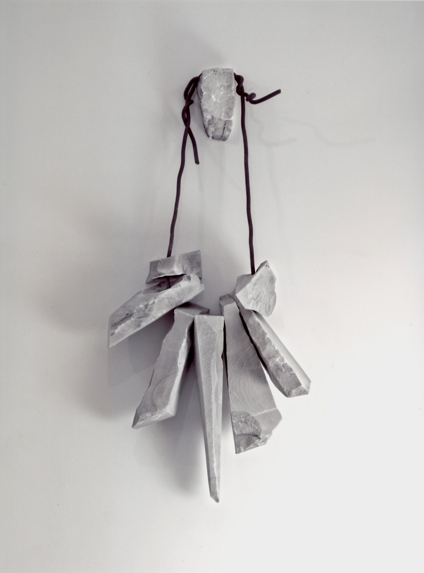 A Collana, 1999, marmo e piombo, cm 130X81X24