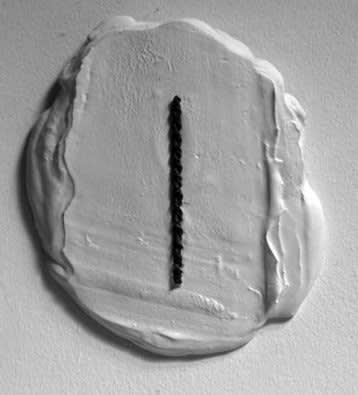 Sigillo doppio elicoide, 1983, gesso e piombo, cm 27x25x3