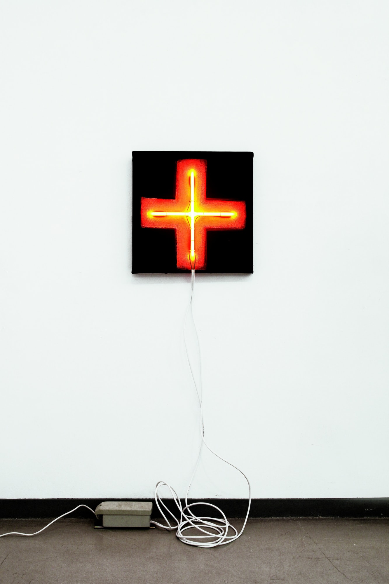 "Cross" Burn, 2002, velluto e bandiera americana su tela, cm 50,8x50,8