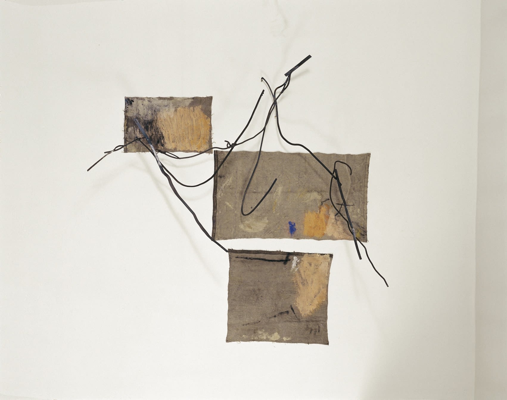 Araldico rievato, 1994, tecnica mista su tela e ferro, cm 190x190x60