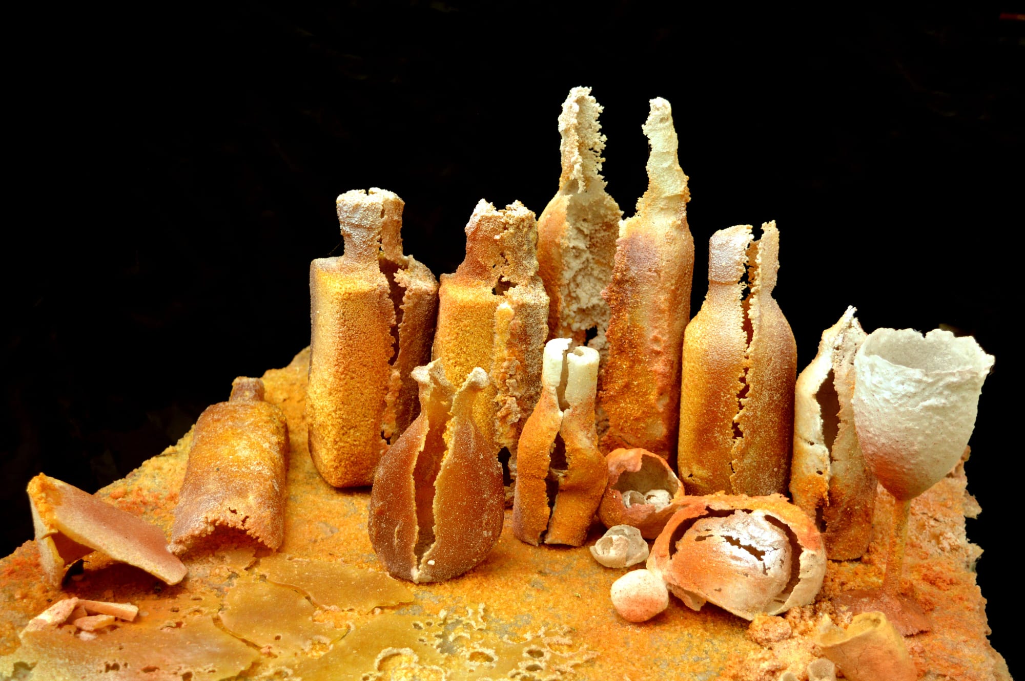 Joan Crous, M.XI, 2023, vetro riciclato, 30 x 60 x 60 cm