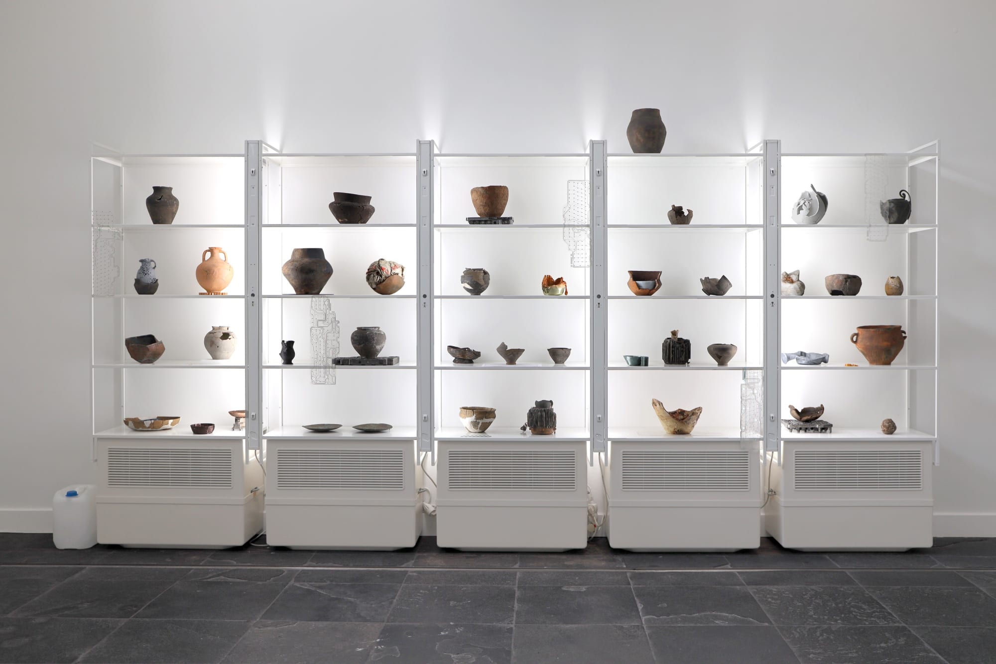 Installation view Assemblage and circulation, De Vereniging, Ghent (2021) | Photo: Josepha Blanchet