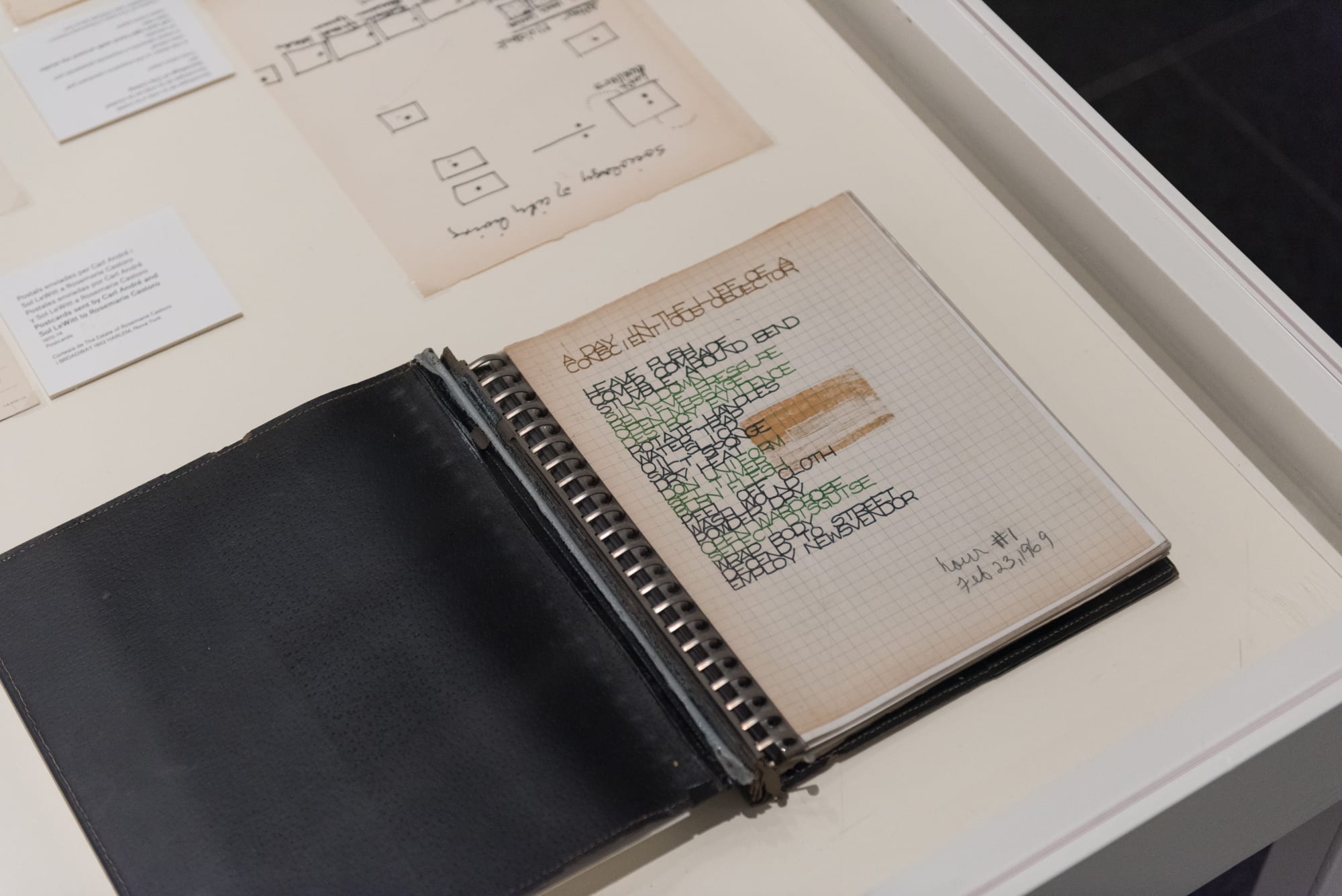 Installation view "Rosemarie Castoro. Enfocar a l’infinit" (09/11/2017-15/04/2018), Collecció MACBA. Centre d’Estudis i Documentació. Fons Històric MACBA, © The Estate of Rosemarie Castoro © Museu d’Art Contemporani de Barcelona (MACBA) | Photo: Roberto Ruiz