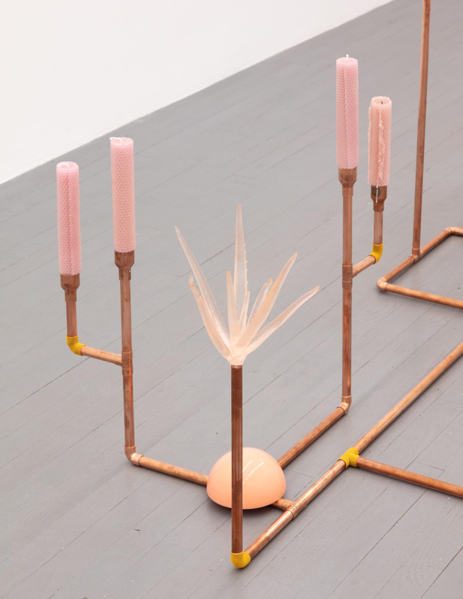 Laura Hudspith en- / un- / -en, 2020 Impressions jet d’encre sur soie habotai représentant l’intérieur de moules d’aloès vera, tuyaux et raccords en cuivre, silicones de moulage et de prise d’empreinte corporelle, résine coulée, pigment, cire d’abeille, mèches en coton, fibres floquées / Inkjet prints on habotai silk imaging the interior of aloe vera moulds, copper pipe and fittings, moulding and body-casting silicones, cast resin, pigment, beeswax, cotton wicks, flocking fibre 365 x 83 x 190 cm (144 x 33 x 75 in.)