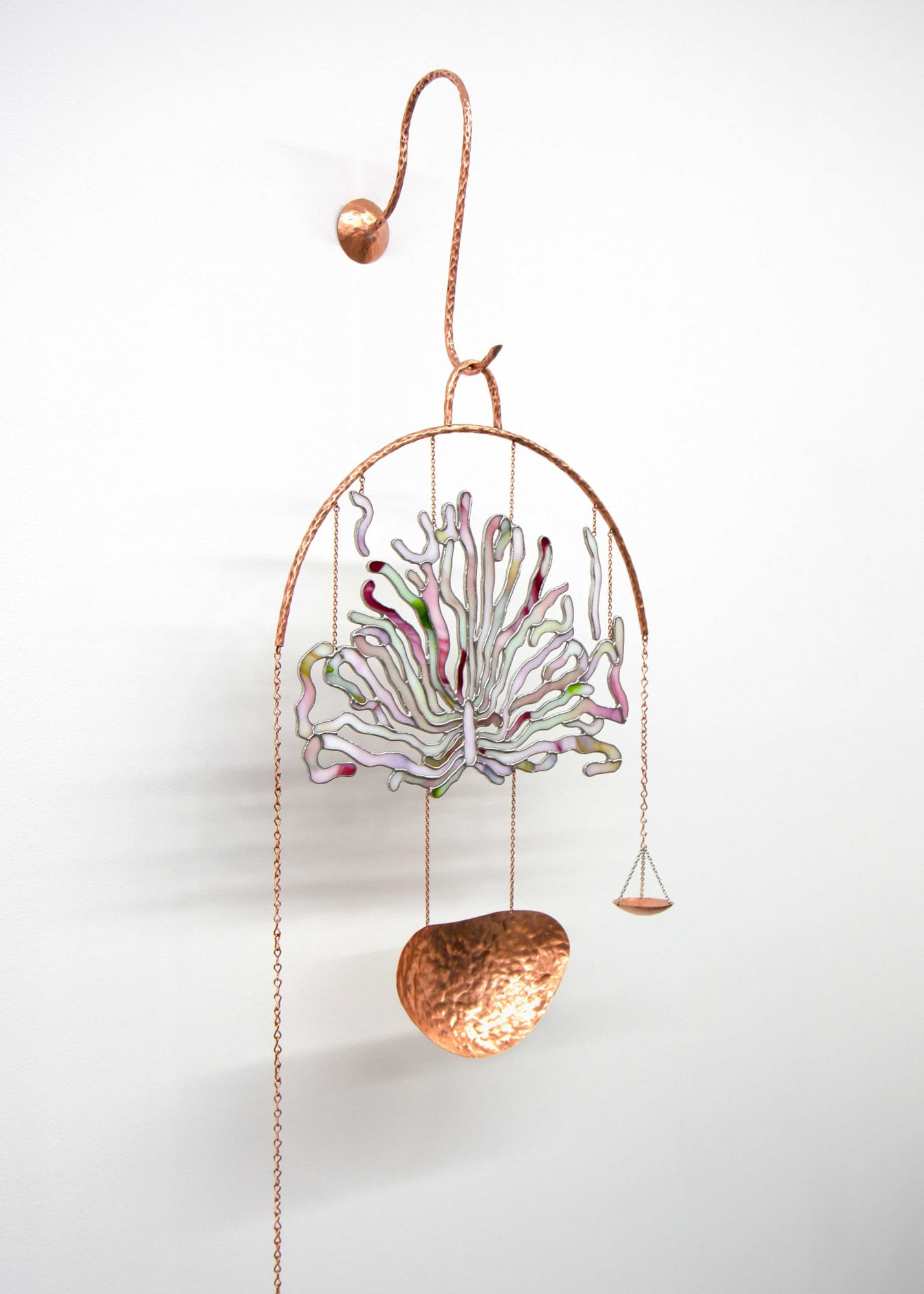Laura Hudspith conduit for the fullness of each moment, 2025 Vitrail, soudure, cuivre, chaîne / Stained glass, solder, copper, chain 36 x 17 x 144 cm (14½ x 7 x 57 in.)