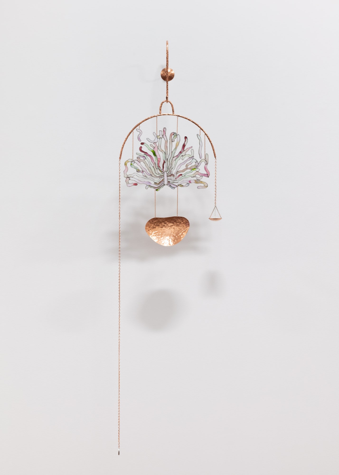 Laura Hudspith conduit for the fullness of each moment, 2025 Vitrail, soudure, cuivre, chaîne / Stained glass, solder, copper, chain 36 x 17 x 144 cm (14½ x 7 x 57 in.)