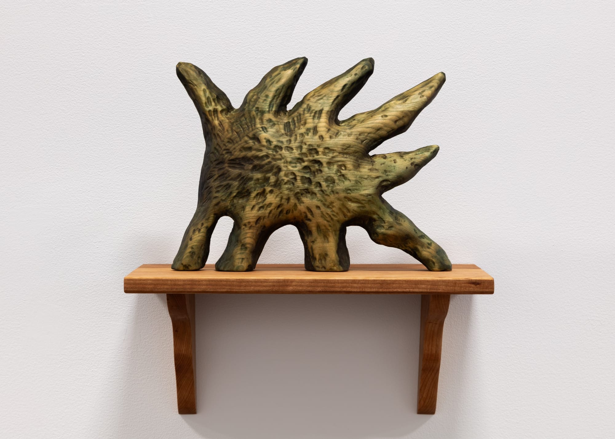 Laurel Rennie Gloam, 2024 Tilleul, encre de noix et de châtaignes, pigment de chaux, huile de lin, cire d’abeille / Basswood, chestnut and walnut ink, lime pigment, linseed oil and beeswax 50 x 40 x 3 cm (20 x 16 x 1½ in.)