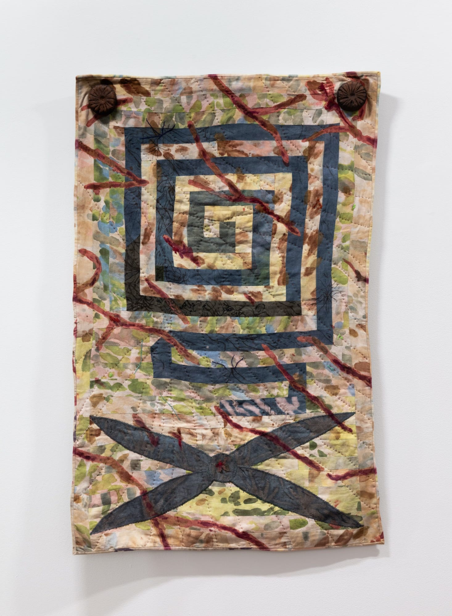 Laurel Rennie Turnagain, 2025 Lin, teintures synthétiques et naturelles (indigo, noix, châtaigne, verge d'or, garance, laque) fil de coton, bois de noyer / Linen, synthetic and natural dyes (indigo, walnut, chestnut, goldenrod, madder, lac) cotton thread, walnut 119 x 73 cm (47 x 29 in.)