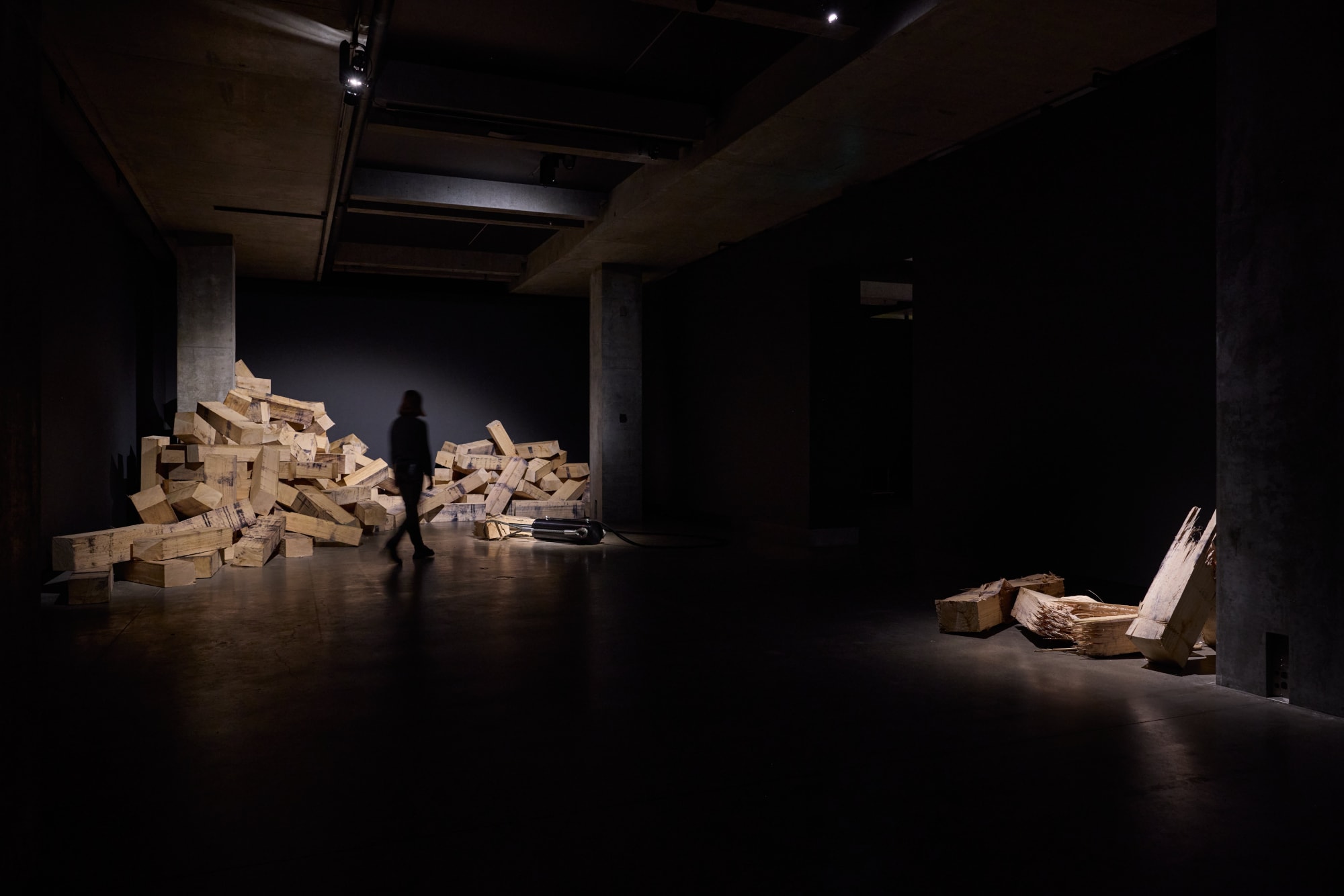 violenza casuale (installation view), 2008–25, Arcangelo Sassolino Photo credit: Jesse Hunniford Image courtesy Museum of Old and New Art, Hobart, Tasmania, Australia