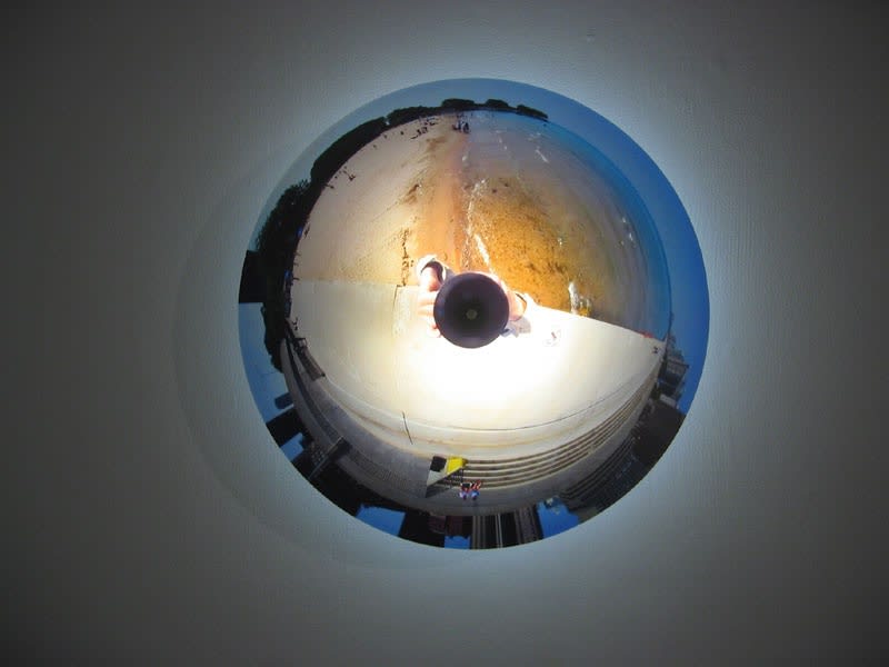 Luc Courchesne, 050623-2 (Chicago), 2003-2006, duratran monté sur plexi, laminé lexan, dispositif rotatif, ampoule fluorescente et tranformateur, 60.5 cm diam., édition de 5