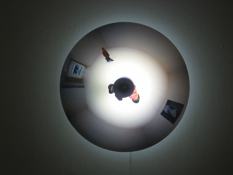 Luc Courchesne, 050302-1 (Paula Cooper Gallery, New York City), 2003-2006, duratran monté sur plexi, laminé lexan, dispositif rotatif, ampoule fluorescente et tranformateur, 60.5 cm diam., édition de 5