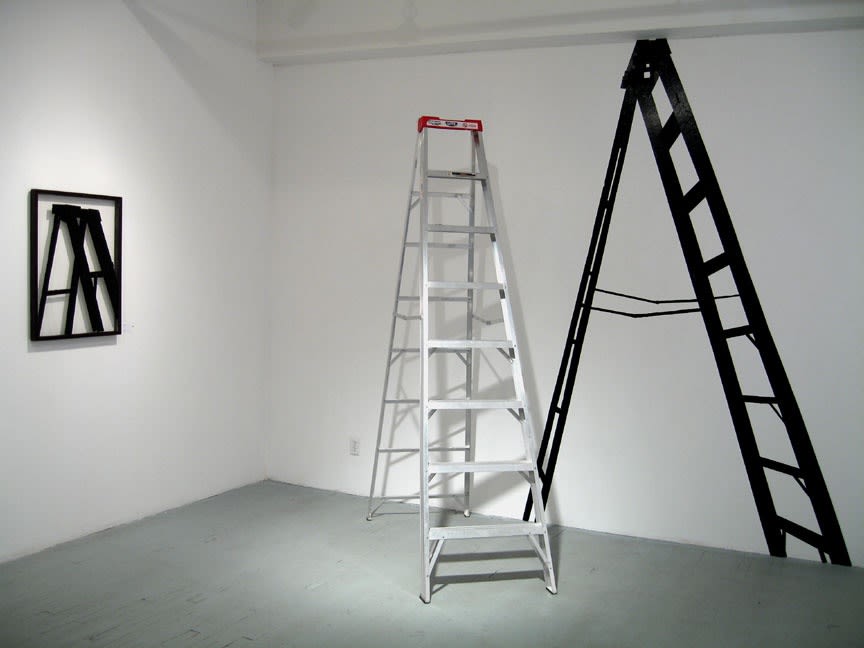 Mike Patten, Sans titre, installation de la série Escabeaux, 2006, black duct tape, dimensions variable