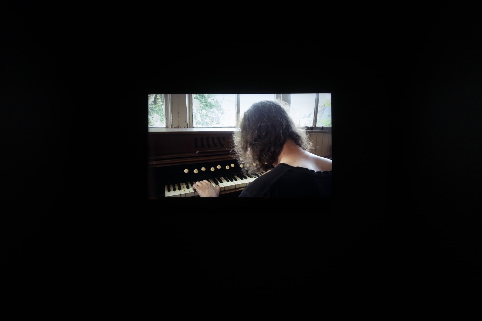 Chih-Chien Wang: Lac bleu, terre rose, sphère rapiécée, plaie fraîche