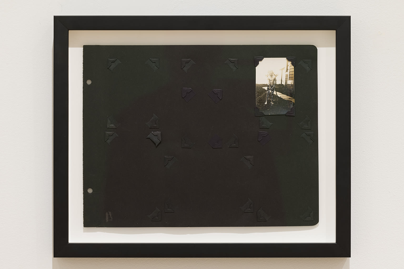 James Lee Chiahan, Adad Hannah, John Latour : Échos narratifs