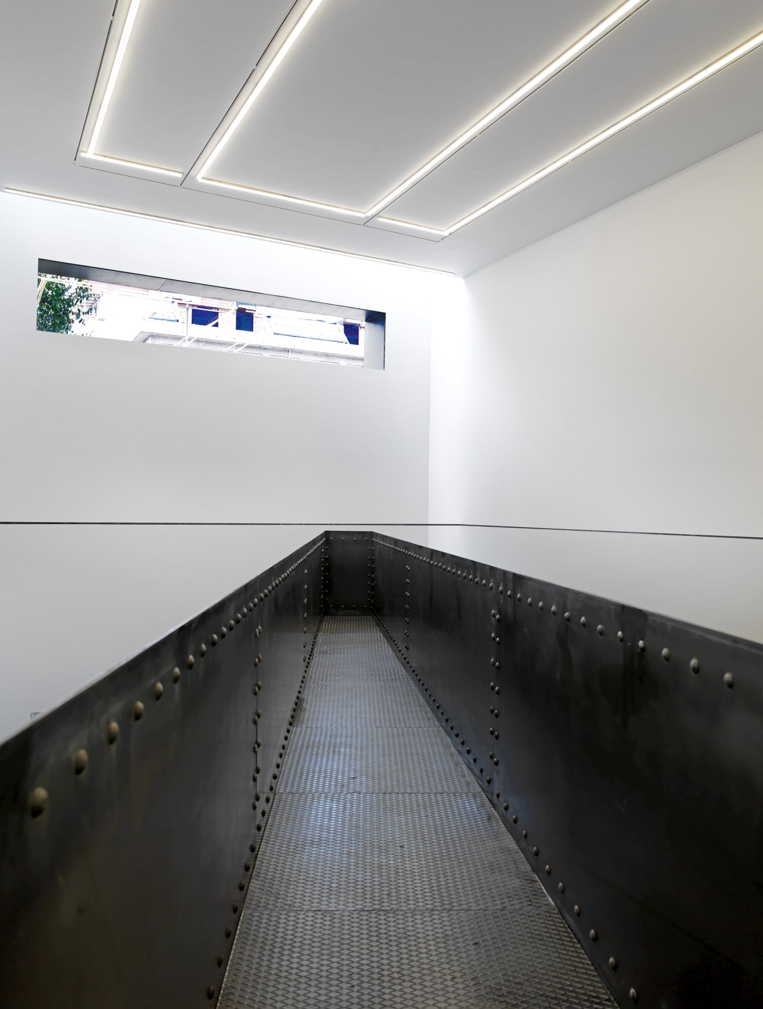 RICHARD WILSON, STEALING SPACE