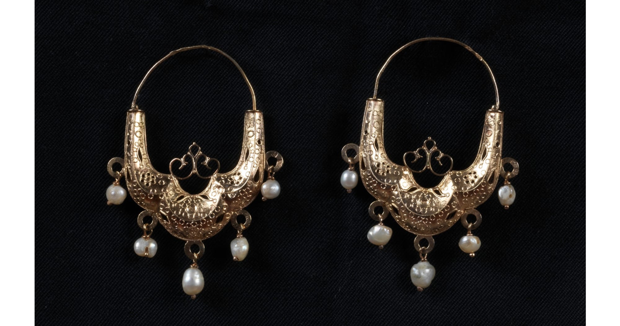 ARCHAEOLOGICAL REVIVAL GOLD EARRINGS WITH PEARLS, SANT'ANGELO IN VADO, SECOND HALF OF THE 19TH CENTURY