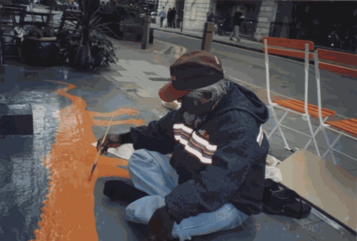 Jimmy Pike painting outside the Rebecca Hossack Art Gallery, 12 February 1991