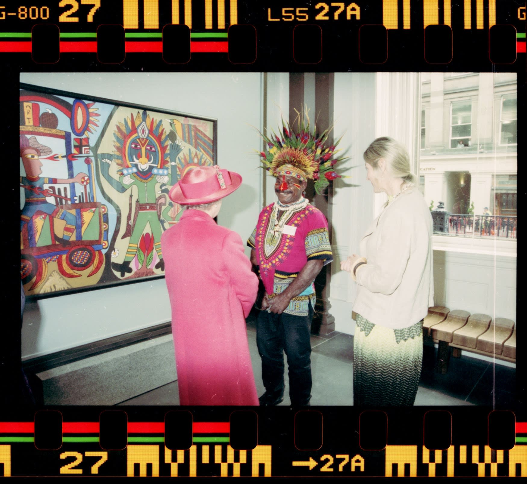 Mathias Kauage with Queen Elizabeth II at the opening of the Glasgow Museum of Fine Art in 1996