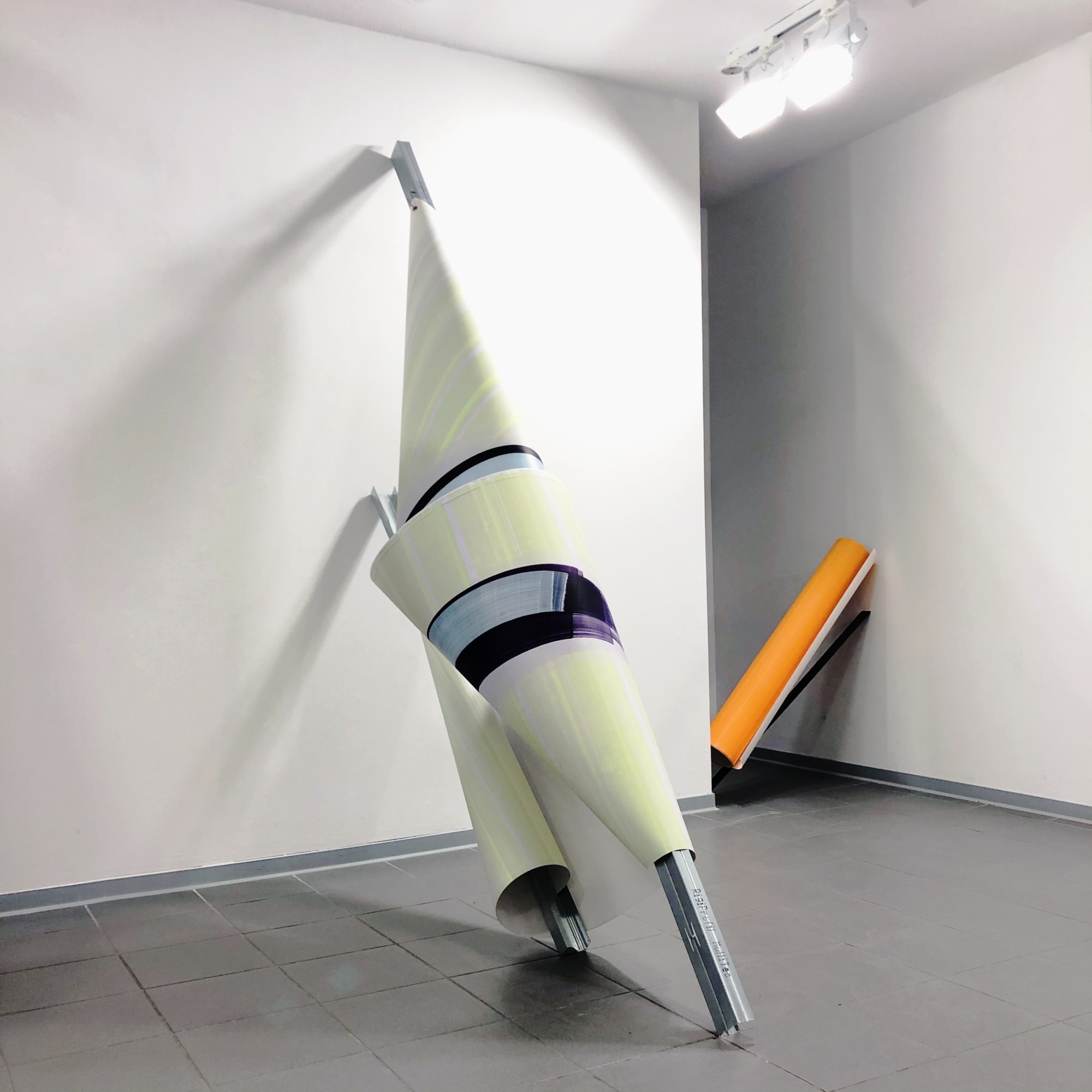 Elisabeth Sonneck Scrollpainting107 barrackbarock (detail) 08.05. - 12.06.2022 Oil on paper 110 x 400-950 cm and 125 x 400 cm, nylon thread, band iron, aluminium leftovers from the site, tile joints Kunstverein Buchholz/DE Photo: Elisabeth Sonneck