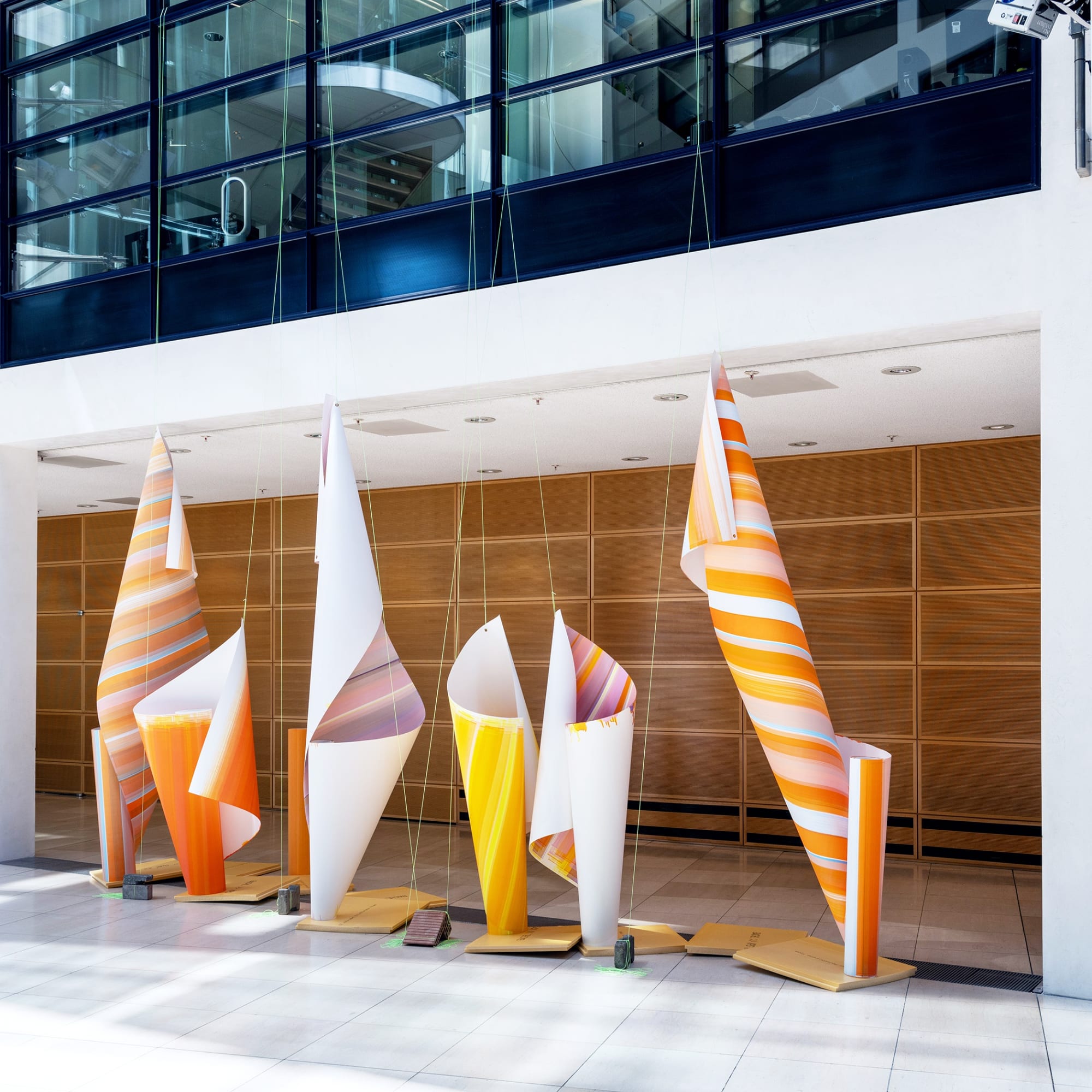 Elisabeth Sonneck Scrollpainting122 La vie florissante – Le fleurs du macabre, auf Kippe 07.07. - 03.09.2023 Oil on paper 110/125 x 320-950 cm, nylonthread, found stones, window frames, styrodur plates Papier&Klang Festival, Haus des Papiers im Willy-Brandt-Haus, Berlin/DE Photo: Jochen Wermann