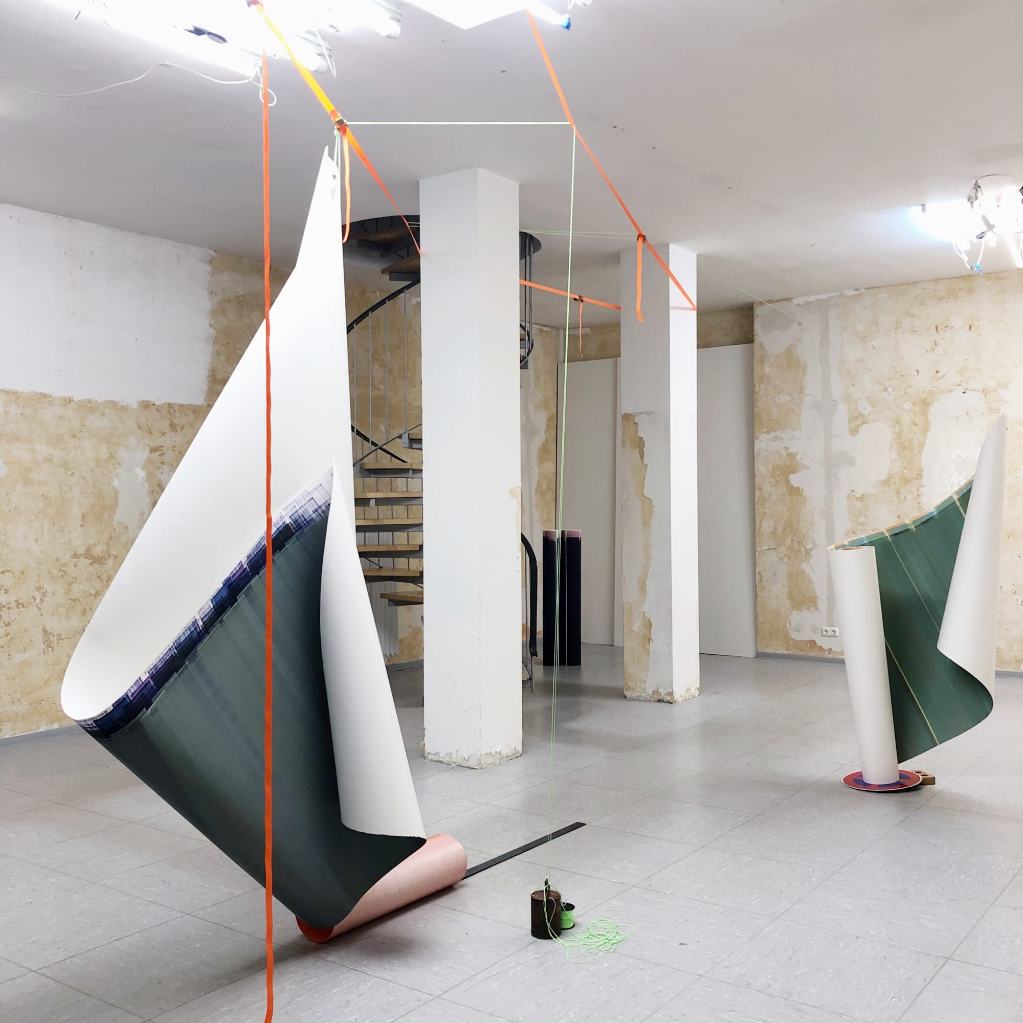 Elisabeth Sonneck Scrollpainting125 La vie florissante – Le fleurs du macabre (detail) 11.08. - 10.09.2023 Oil on paper ea. 125 x 375 cm, nylon thread, lashing straps, found pieces KOP.12 artspace, Essen/DE Photo: Daniela Risch