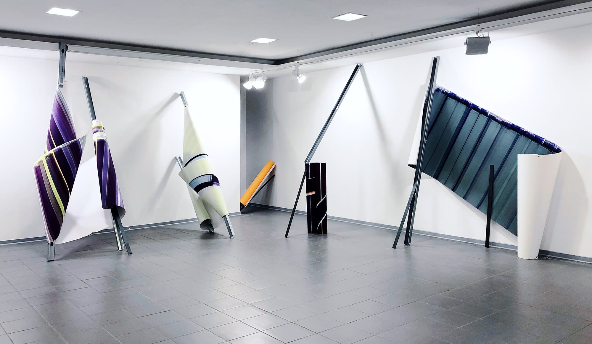 Elisabeth Sonneck Scrollpainting107 barrackbarock (detail) 08.05. - 12.06.2022 Oil on paper 110 x 400-950 cm and 125 x 400 cm, nylon thread, band iron, aluminium leftovers from the site, tile joints Kunstverein Buchholz/DE Photo: Elisabeth Sonneck