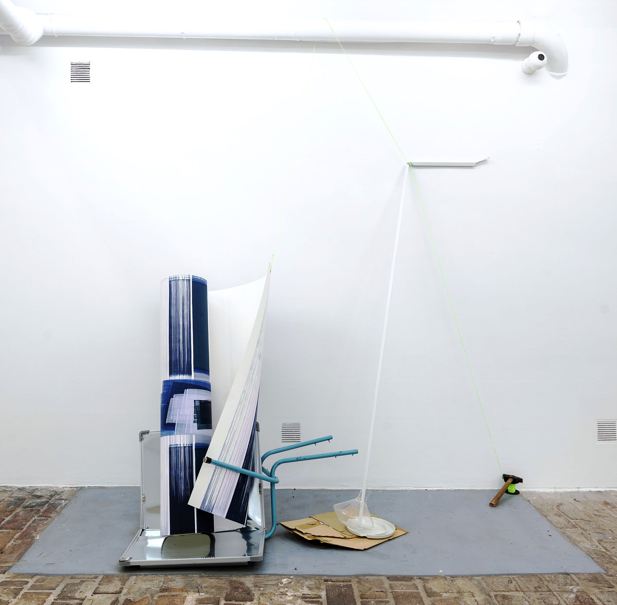 Elisabeth Sonneck Scrollpainting104 einmal mehr 27.04. - 19.06.2022 Oil on paper 125 x 400 cm, nylon thread, found pieces, hammer Studiogalerie Haus am Lützowplatz, Berlin/DE Photo: Jochen Wermann