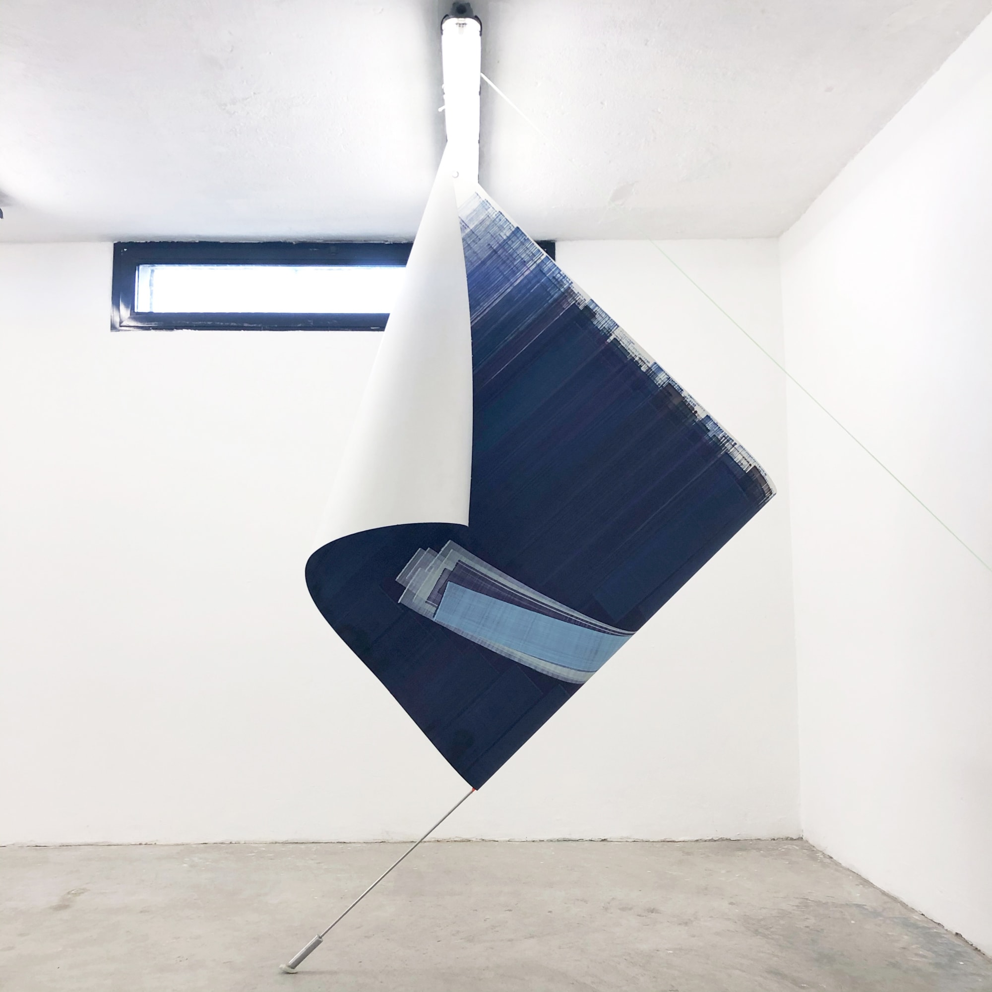 Elisabeth Sonneck Scrollpainting103 rubato (detail) 08.04. - 06.05.2022 Oil on paper 125 x 375 cm, nylon thread, metal piece, rubber, lamp rail Megazzino Spazienne, Milan/IT Photo: Elisabeth Sonneck