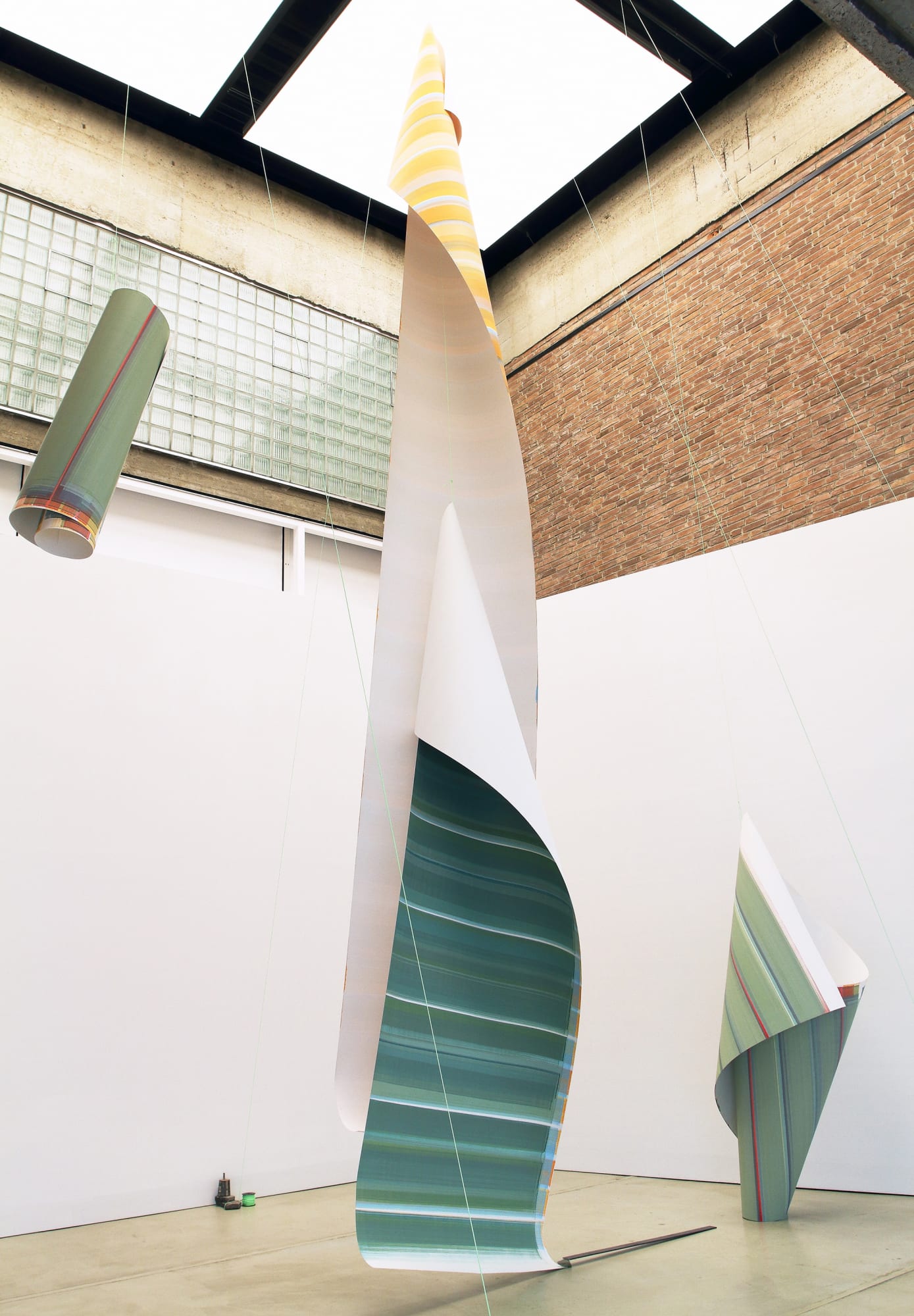 Elisabeth Sonneck Scrollpainting100 green values metamorphosis I (detail) 01.08. - 31.10.2021 Oil on paper 110 x 900 cm and 125 x 375/460 cm, nylon thread, found pieces, green sandstone, band iron Raum Schroth in the Museum Wilhelm Morgner, Soest/DE Photo: Stefanie Nafé