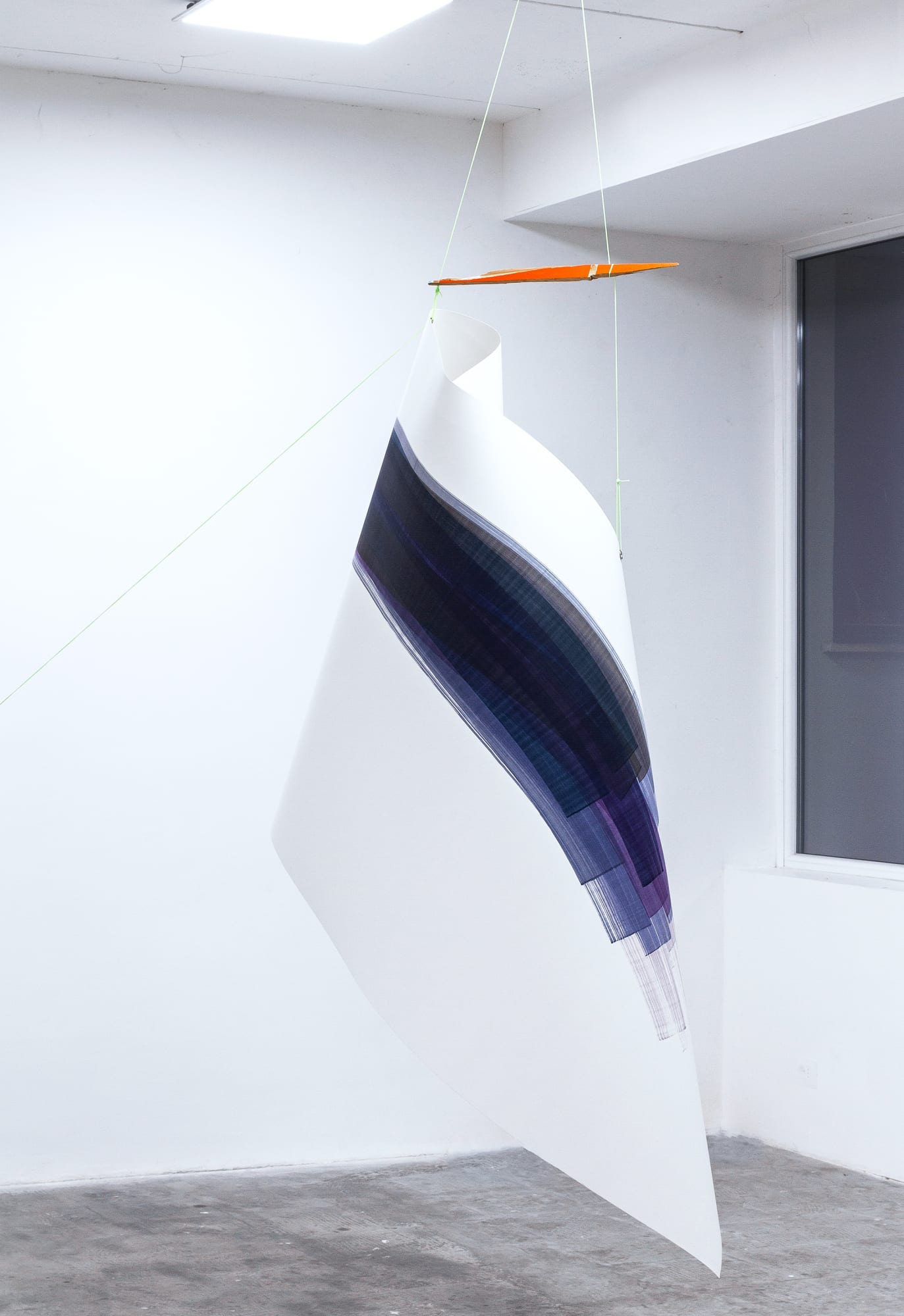 Elisabeth Sonneck Scrollpainting105 congruenze spaziali (detail) 24.04. - 30.05.2022 Oil on paper 125 x 400 cm, nylon thread, found piece Spazio In Situ, Rome/IT Photo: Marco De Rosa