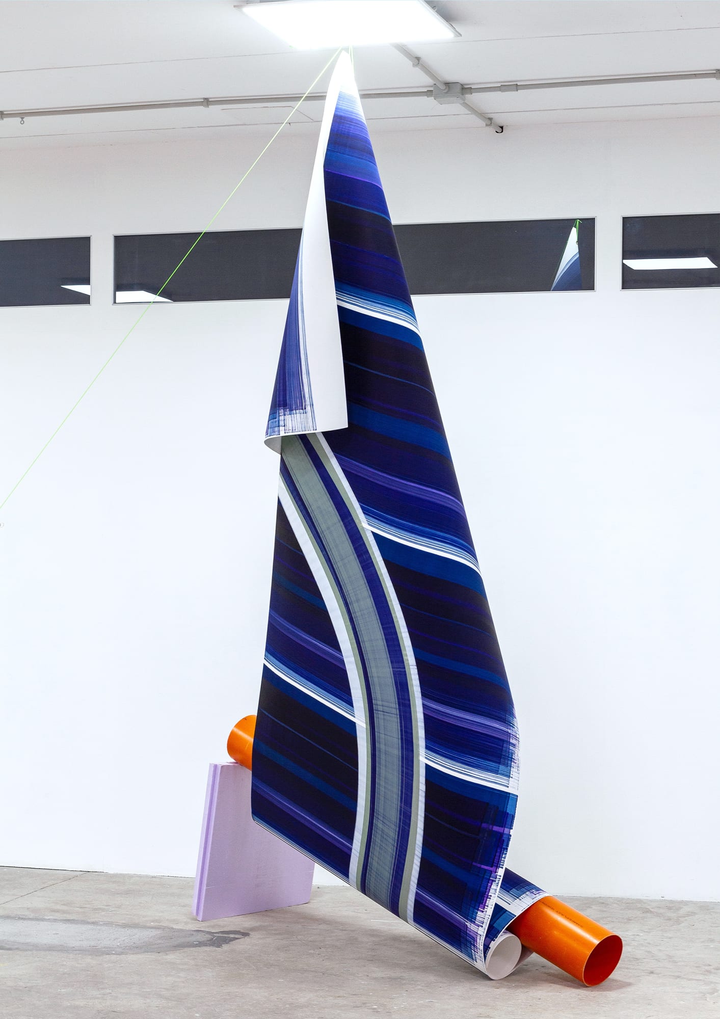 Elisabeth Sonneck Scrollpainting105 congruenze spaziali (detail) 24.04. - 30.05.2022 Oil on paper 125 x 450 cm, nylon thread, found pieces Spazio In Situ, Rome/IT Photo: Marco De Rosa