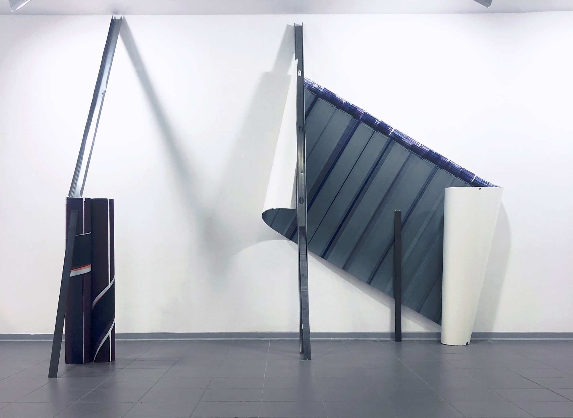 Elisabeth Sonneck Scrollpainting107 barrackbarock (detail) 08.05. - 12.06.2022 Oil on paper 110 x 400-950 cm and 125 x 400 cm, nylon thread, band iron, aluminium leftovers from the site, tile joints Kunstverein Buchholz/DE Photo: Elisabeth Sonneck