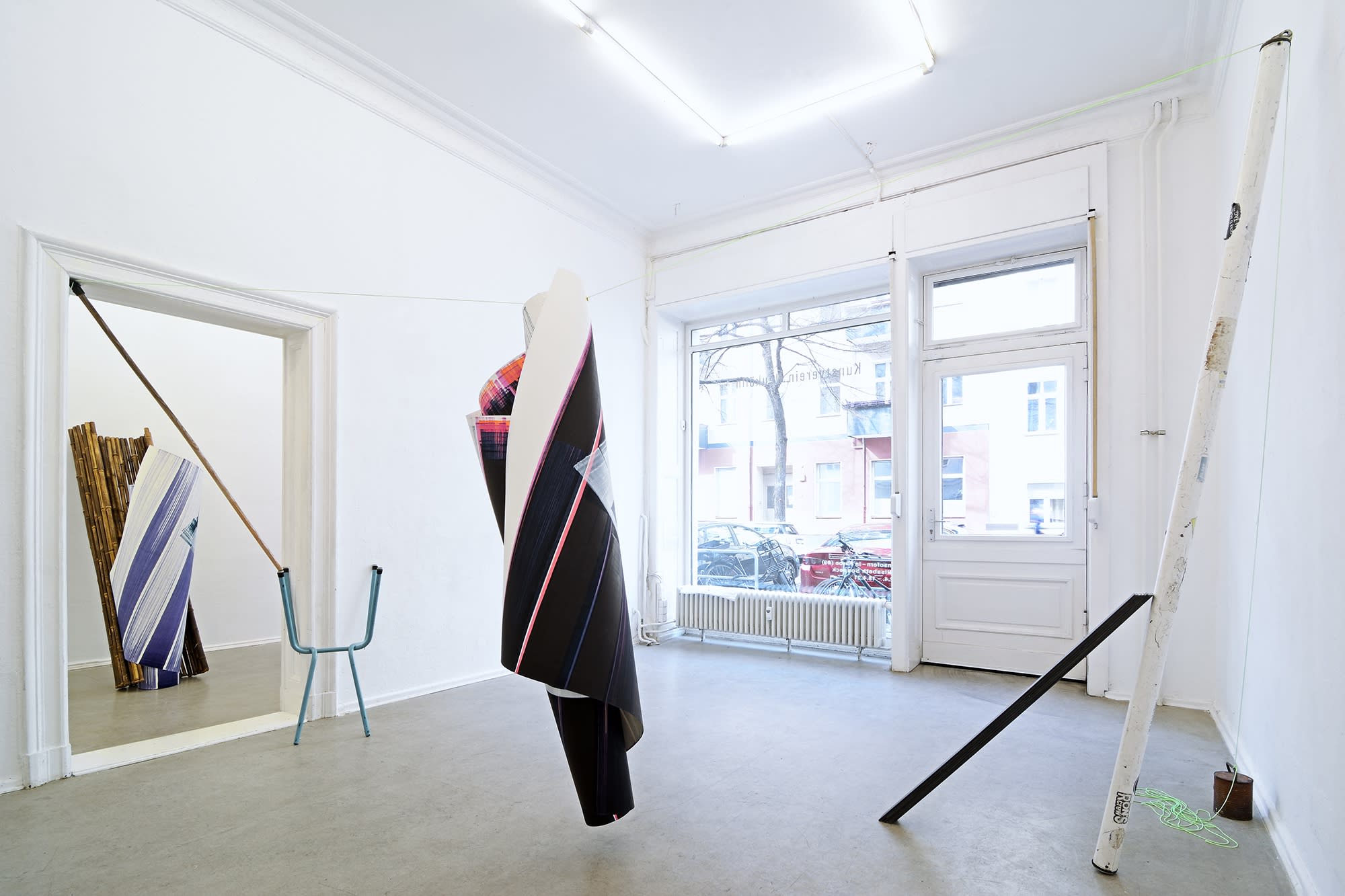 Elisabeth Sonneck Scrollpainting97 Along the Red Thread 02. - 18.04.2021 Oil on paper 125 x 300/400 cm, band iron, nylon thread, found pieces, door frame Kunstverein Neukölln, Berlin/DE Photo: Jürgen Baumann