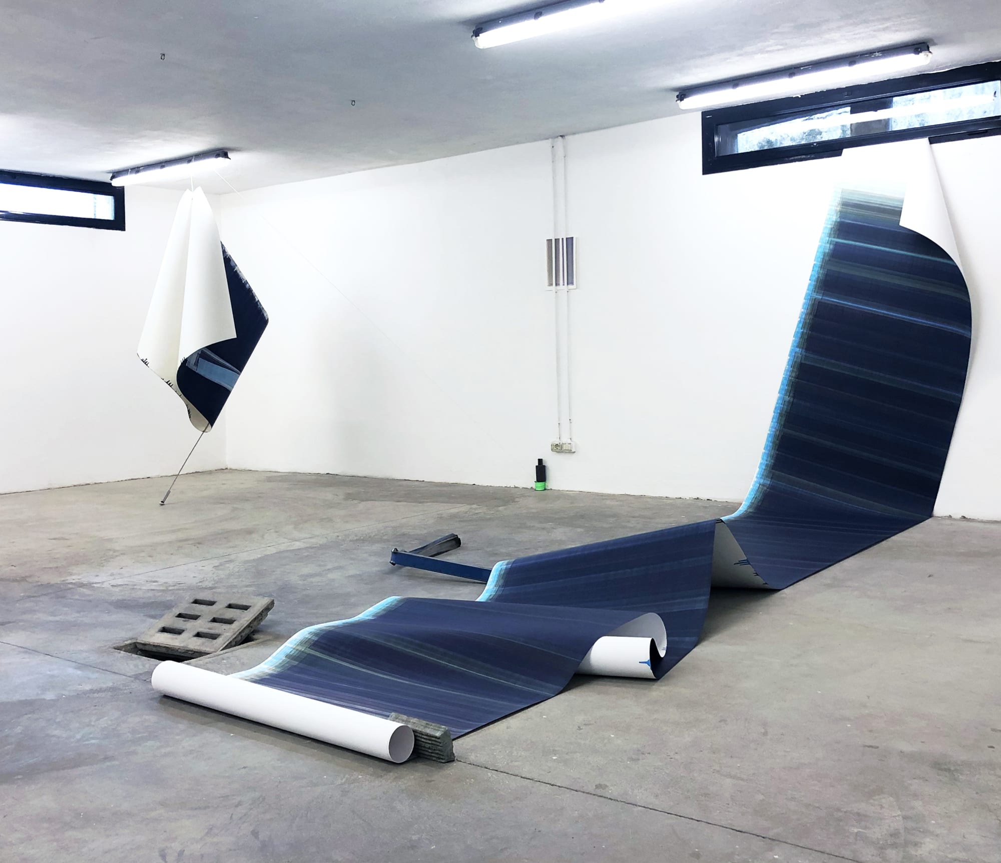 Elisabeth Sonneck Scrollpainting103 rubato (detail) 08.04. - 06.05.2022 Oil on paper 125 x 375 and 110 x 1000 cm, nylon thread, found pieces, lamp rail, window frame Megazzino Spazienne, Milan/IT Photo: Stefano Comensoli and Nicolò Colciago