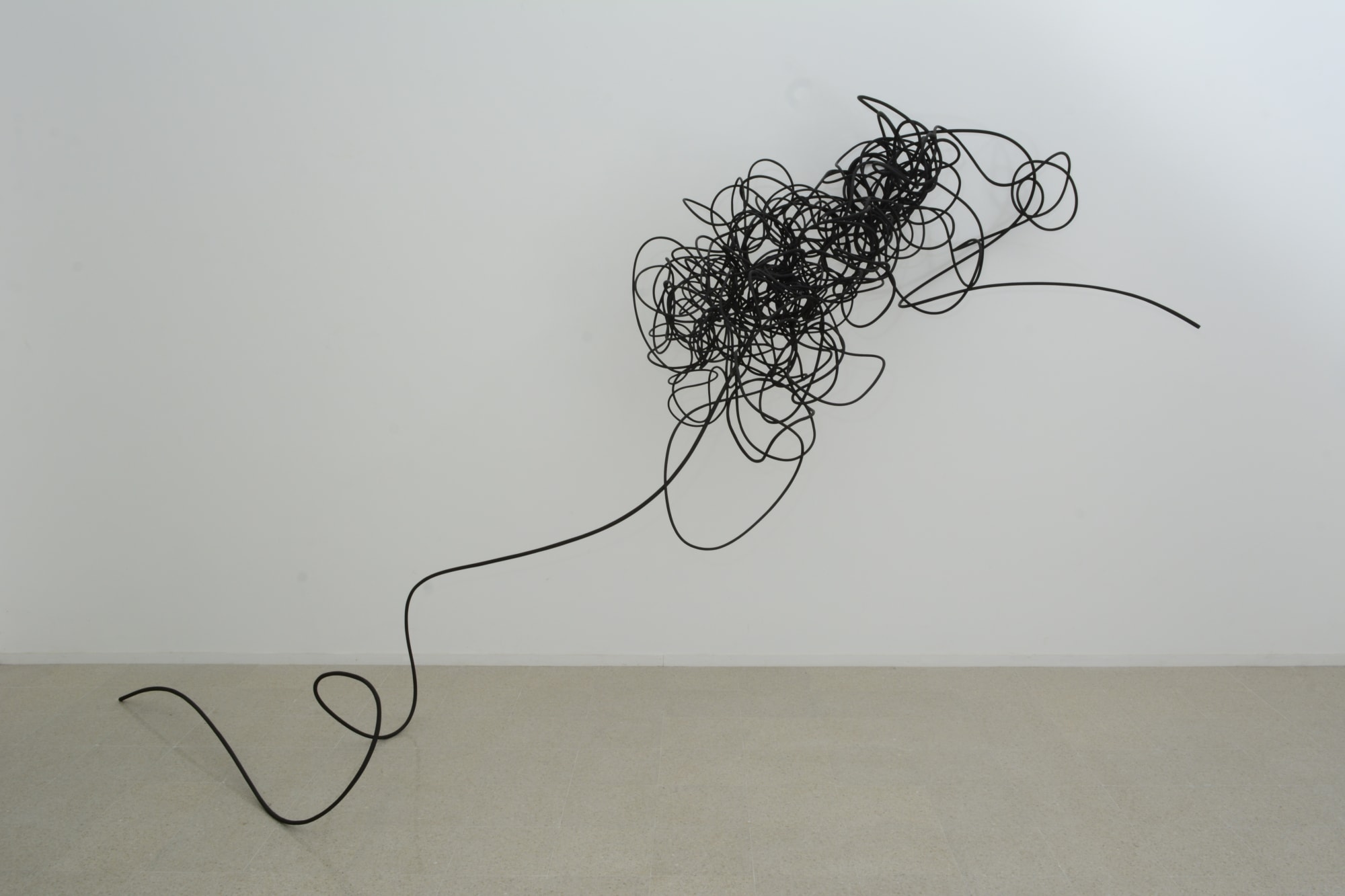 col guinzaglio tra le dita I, 2015, wood, 340x200x130cm