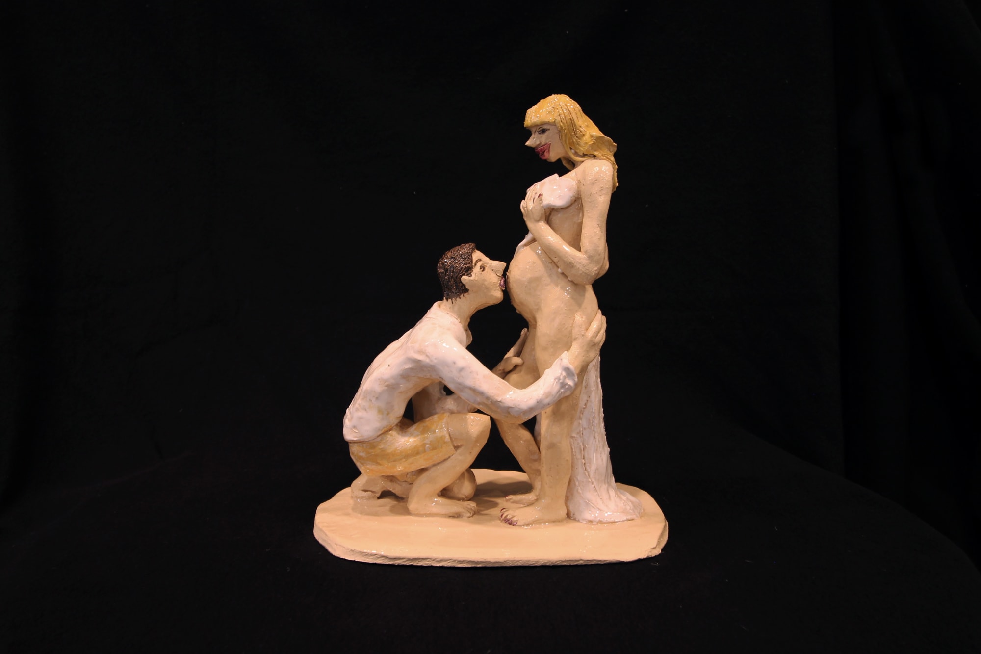 Ioana Maria Sisea, Convicted Romanian politician Elena Udrea releases pregnancy photos on the cover of VIVA Magazine while a criminal fugitive in Costa Rica, 2022