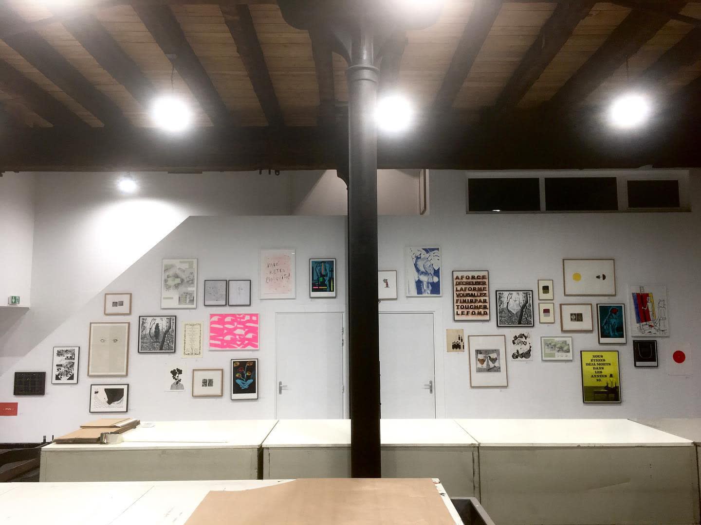 Vue de l'exposition "Small is Beautiful" à l'atelier TCHIKEBE en 2020, regroupant une vingtaine d'artistes tel que Pierre Belouïn, Lieven De Boeck, Damien Berthier, John Deneuve, Carlos Kusnir, Germain Schenkel, Alain Séchas, Gérard Traquandi, Thomas Tudo