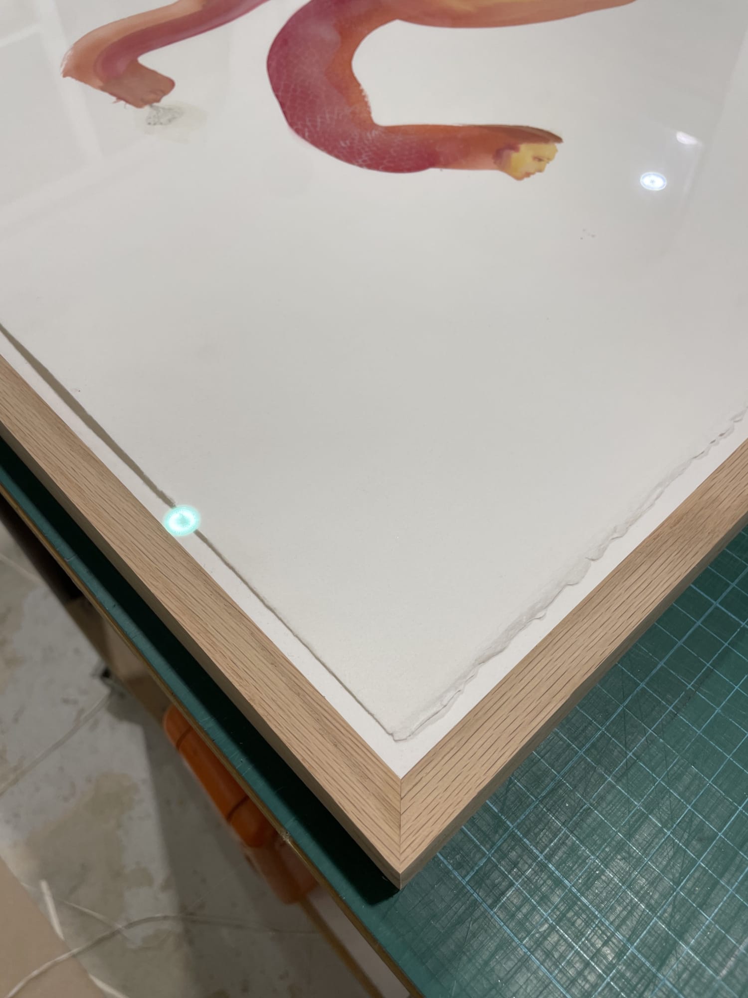 Exemple d'un dessin de Karine Rougier installé dans un cadre sur mesure en chêne avec un montage flottant