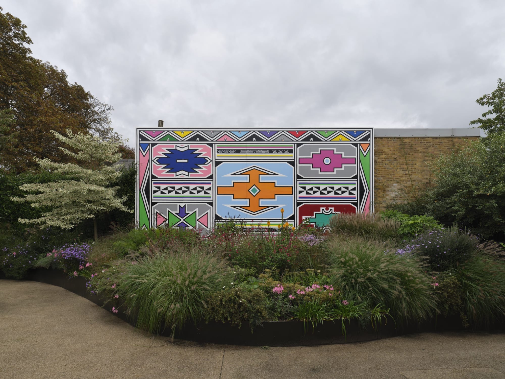Esther Mahlangu mural unveiled at The Serpentine : Dr Esther Mahlangu
