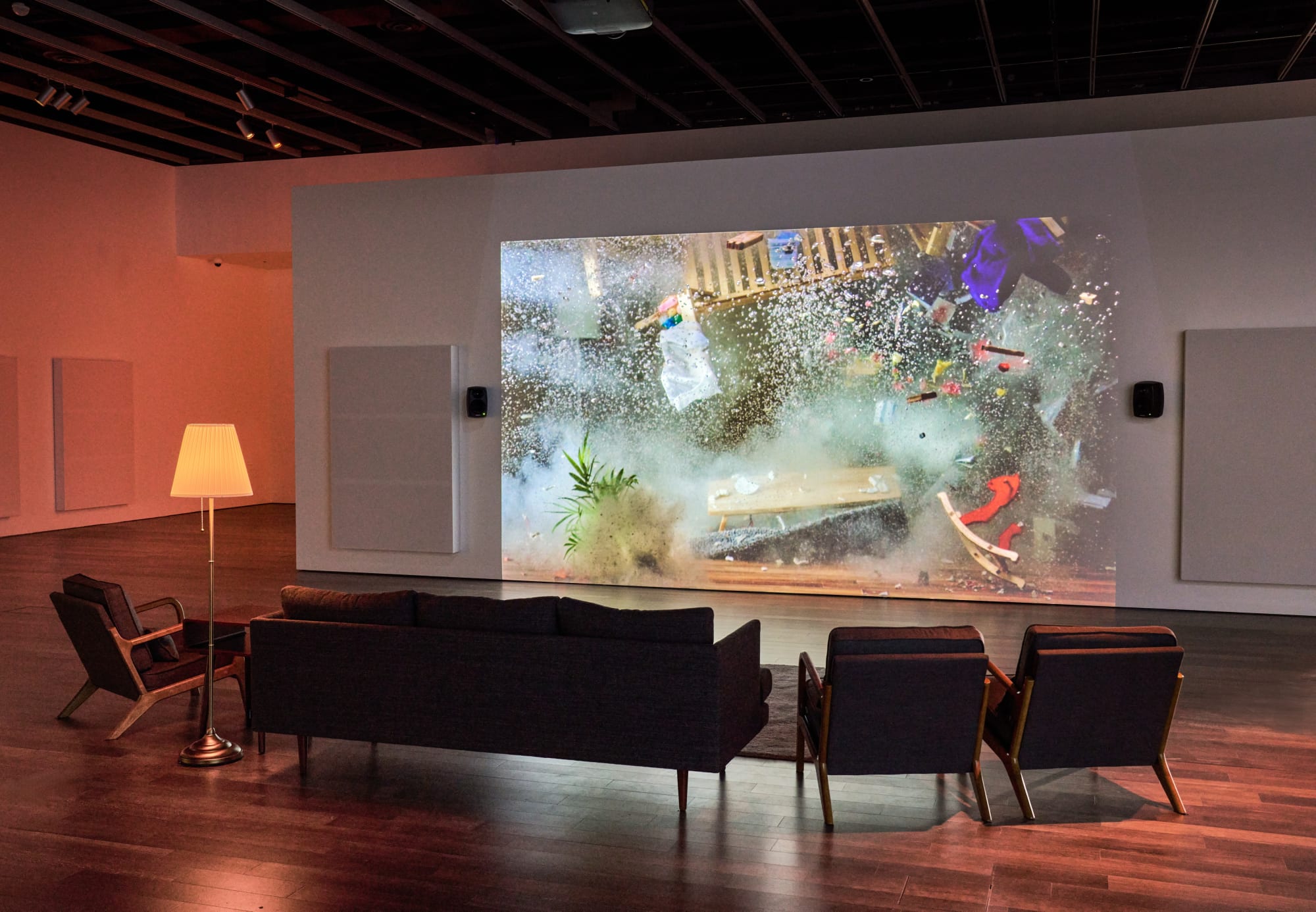 Kevin Candland 攝影,舊金山亞洲藝術博物館提供。 Installation view of Yuna Goang-Ming: Everyday War, 2025, courtesy Asian Art Museum of San Francisco. Photo by Kevin Candland.