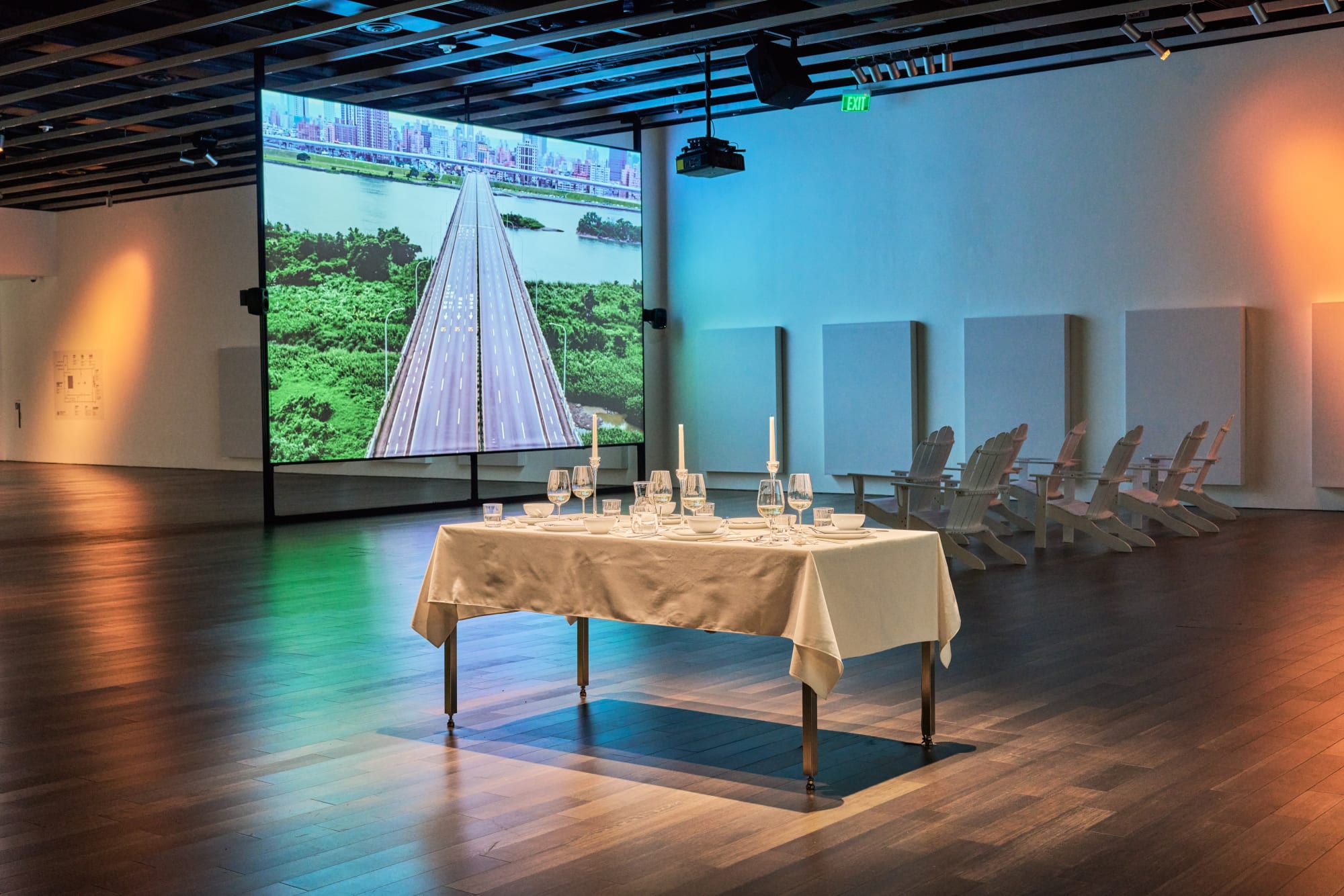 Kevin Candland 攝影,舊金山亞洲藝術博物館提供。 Installation view of Yuna Goang-Ming: Everyday War, 2025, courtesy Asian Art Museum of San Francisco. Photo by Kevin Candland.