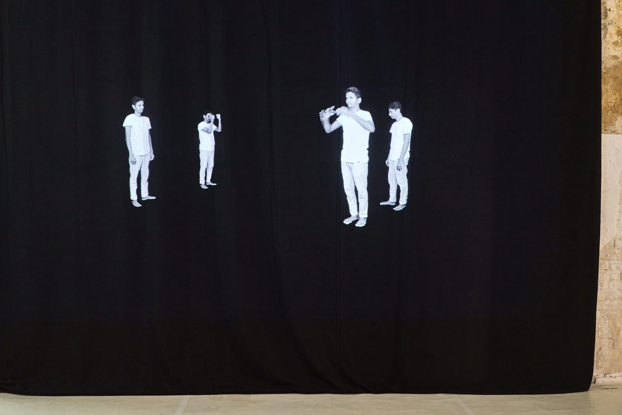 Amol K Patil,MANY KILOMETERS SEVERAL WORDS,2025,展場照,第十三屆柏林雙年展,德國柏林索芬劇場,2025。© Amol K Patil;圖片來源:Aristidis Schnelzer Amol K Patil, MANY KILOMETERS SEVERAL WORDS, 2025, installation view, 13th Berlin Biennale, Sophiensæle, 2025. © Amol K Patil; image: Aristidis Schnelzer